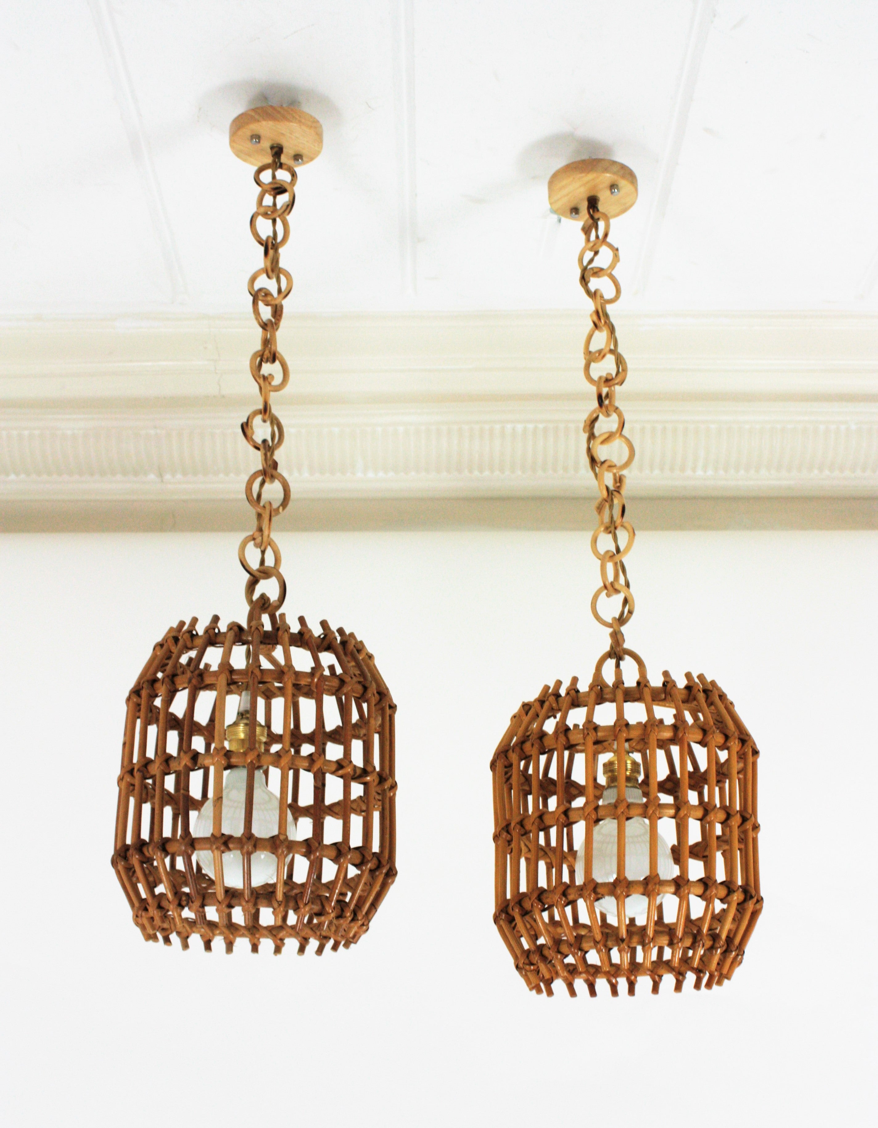 Pair of rattan suspension lamps / lanterns with cylinder grid design. French, 1960s
Eye-catching pair of rattan cylinder shaped pendant lights. Entirely made by hand in rattan with grid design. Beautifully designed combining chinoiserie and