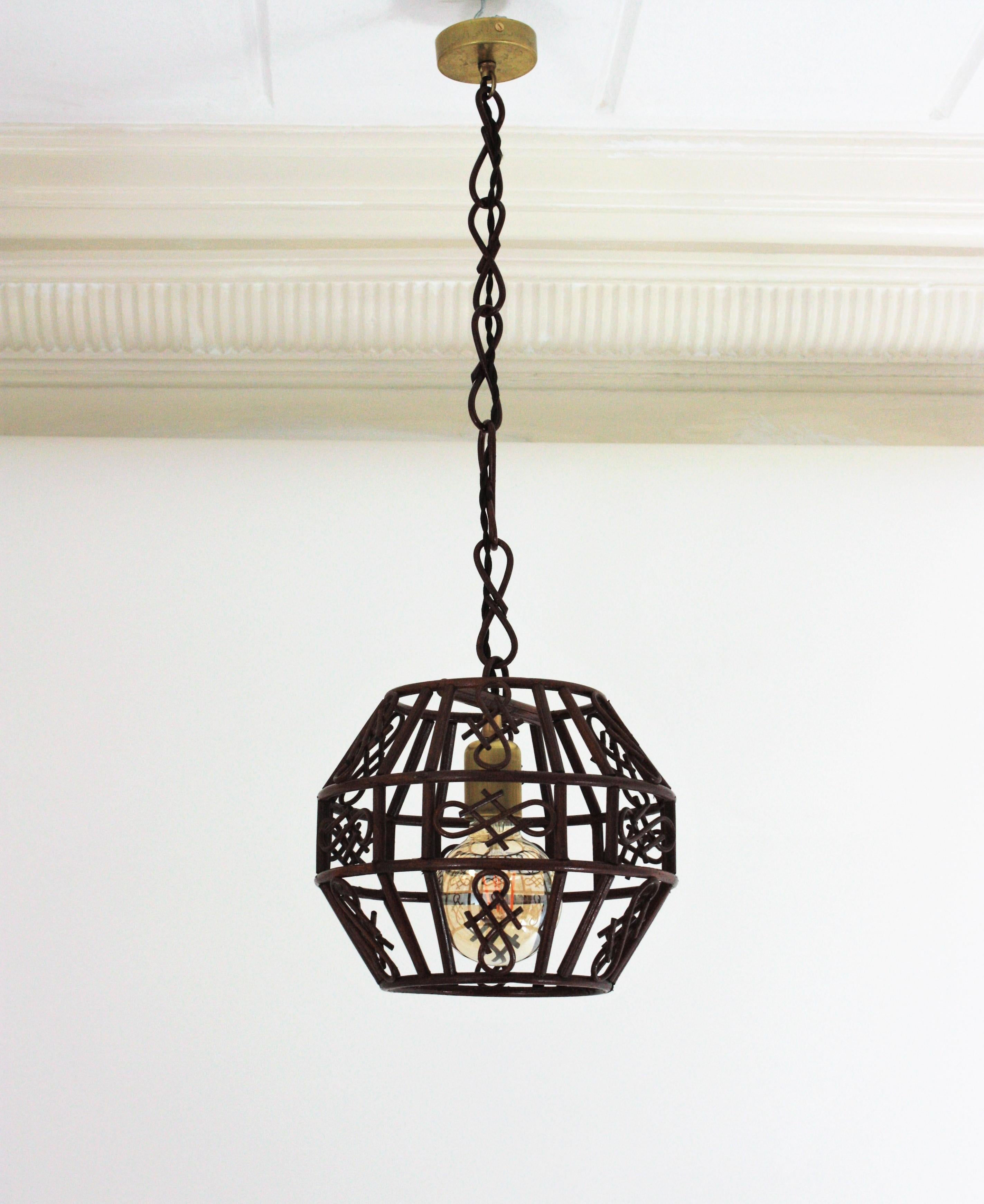 Pair of French Rattan Pendant Lights or Lanterns, 1960s In Good Condition For Sale In Barcelona, ES