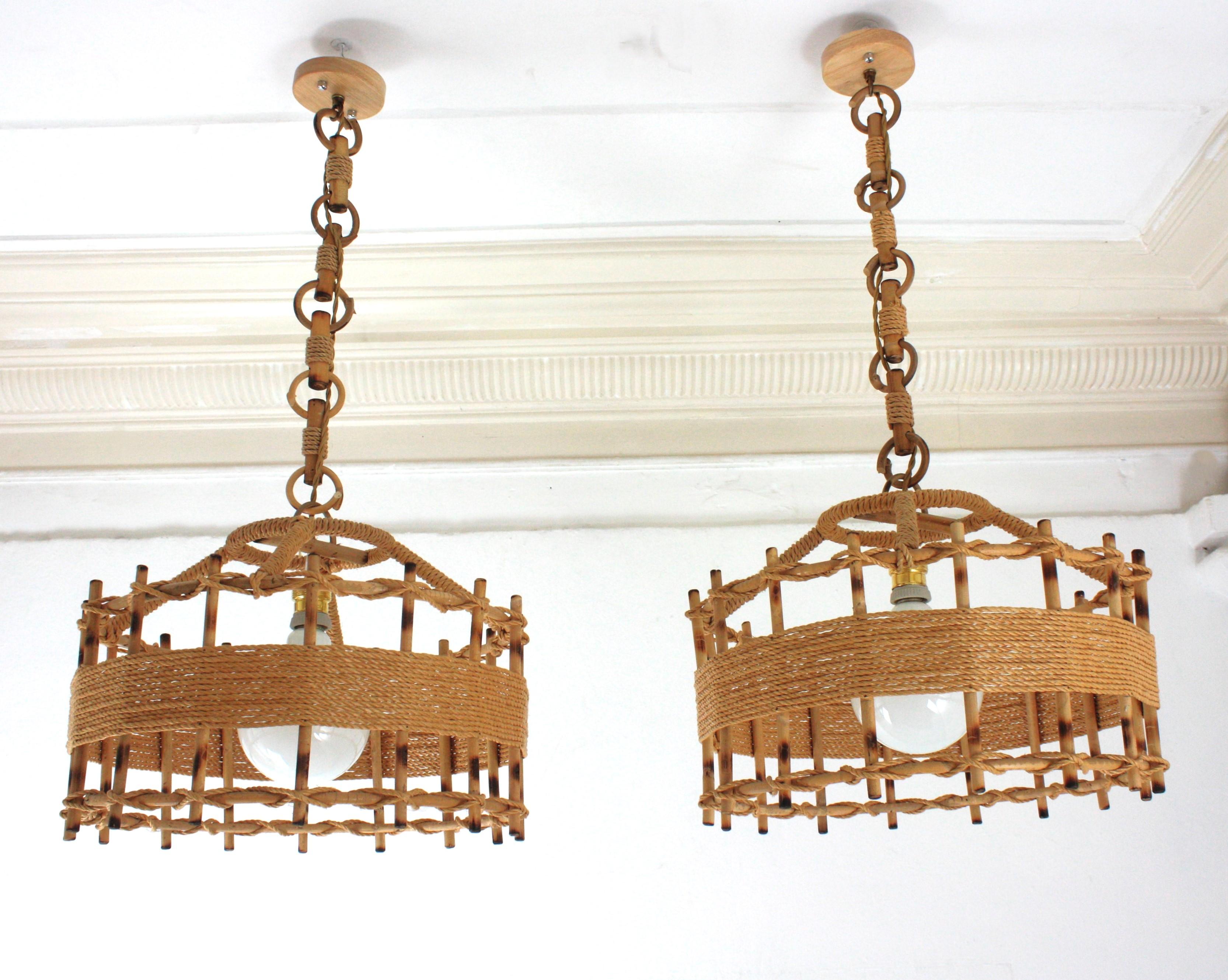 Coppia di lampade a sospensione a tamburo di grandi dimensioni in corda di rattan, anni '60 in vendita 11