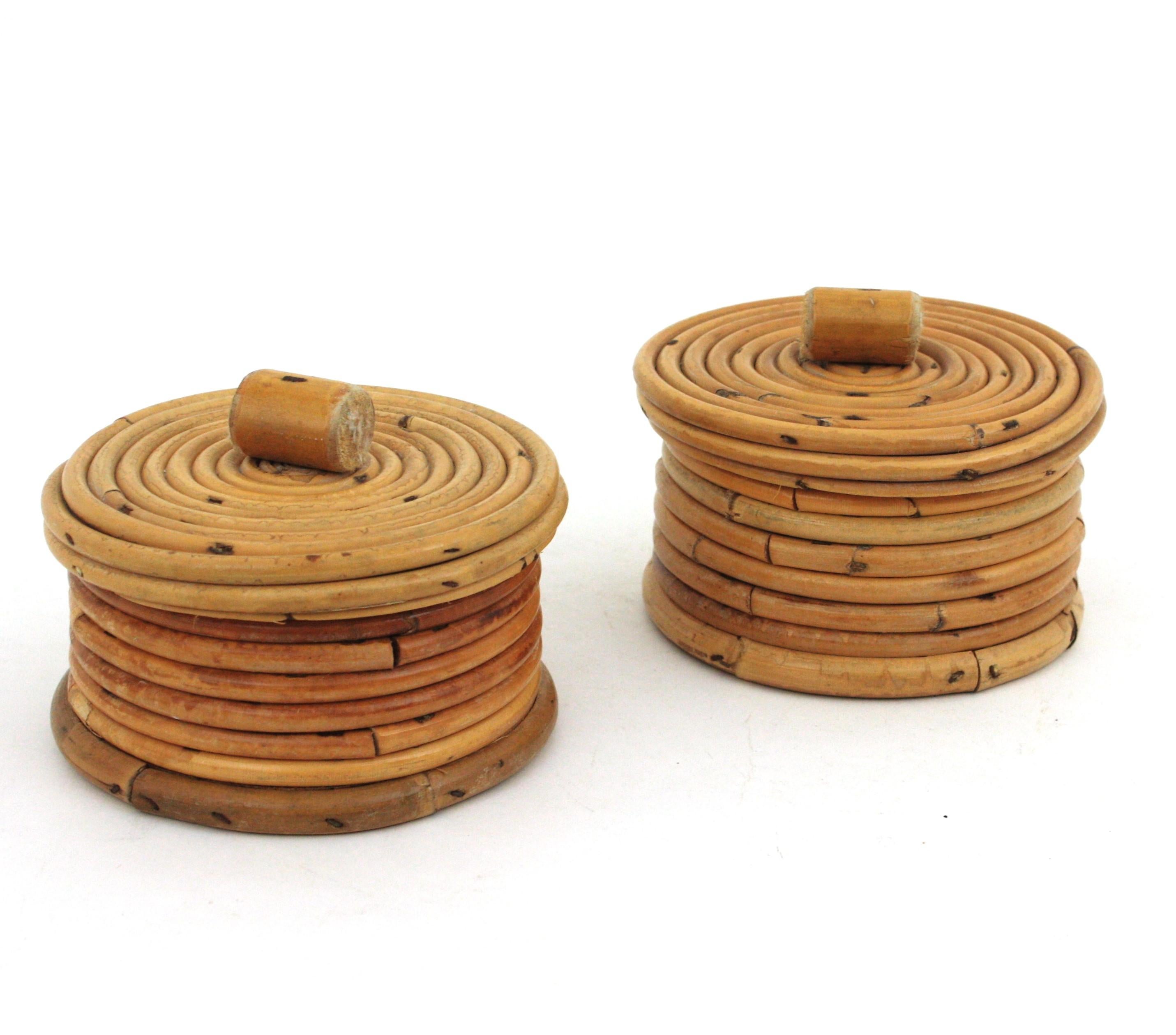 Mid-Century Modern Pair of Rattan Round Lidded Boxes, 1960s For Sale