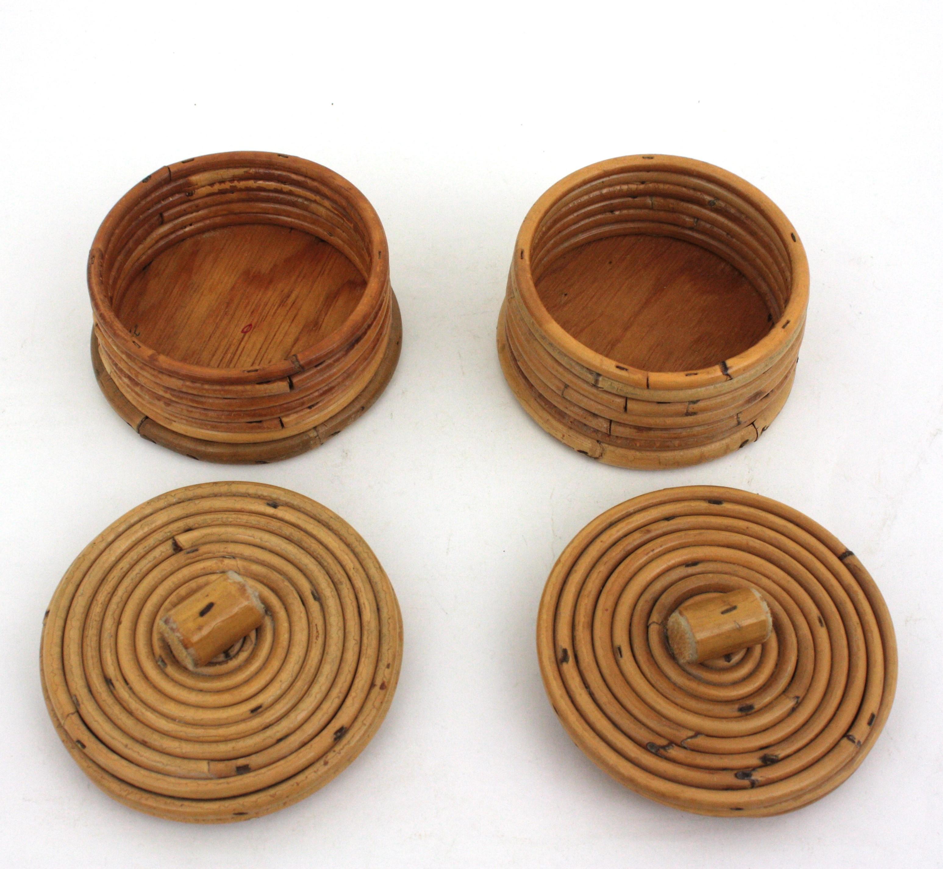 Pair of Rattan Round Lidded Boxes, 1960s In Good Condition For Sale In Barcelona, ES