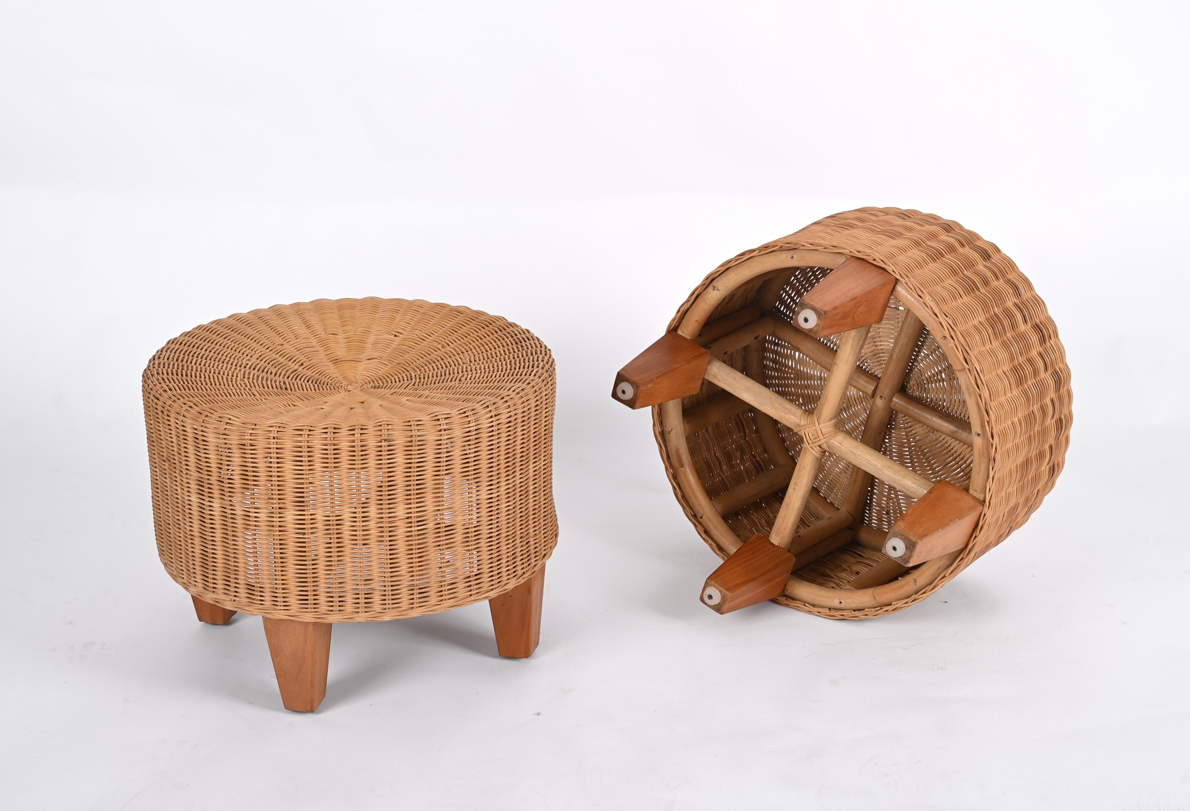 Mid-Century Modern Paire de poufs ronds en rotin avec pieds en teck, Italie, 1970