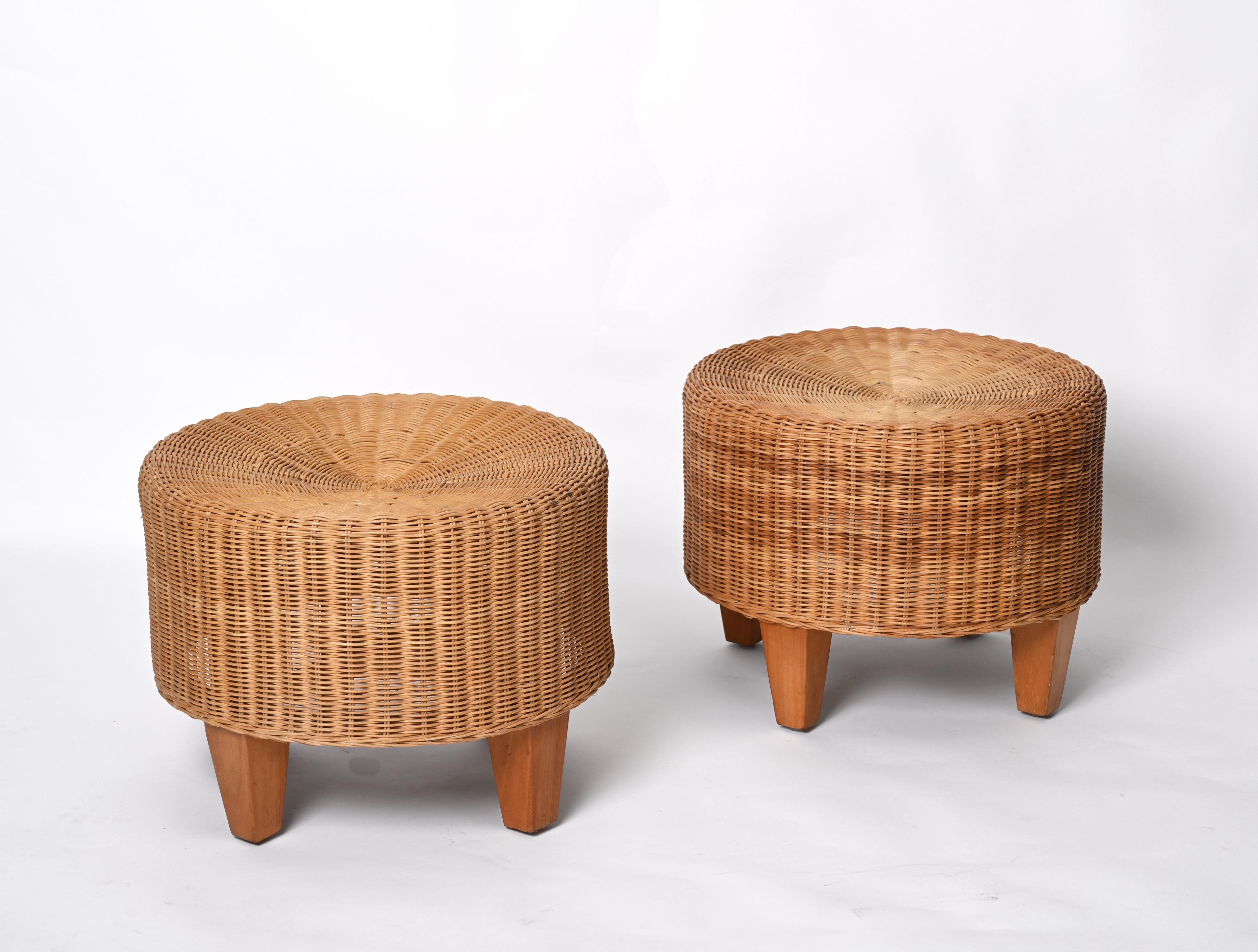 Tissé à la main Paire de poufs ronds en rotin avec pieds en teck, Italie, 1970