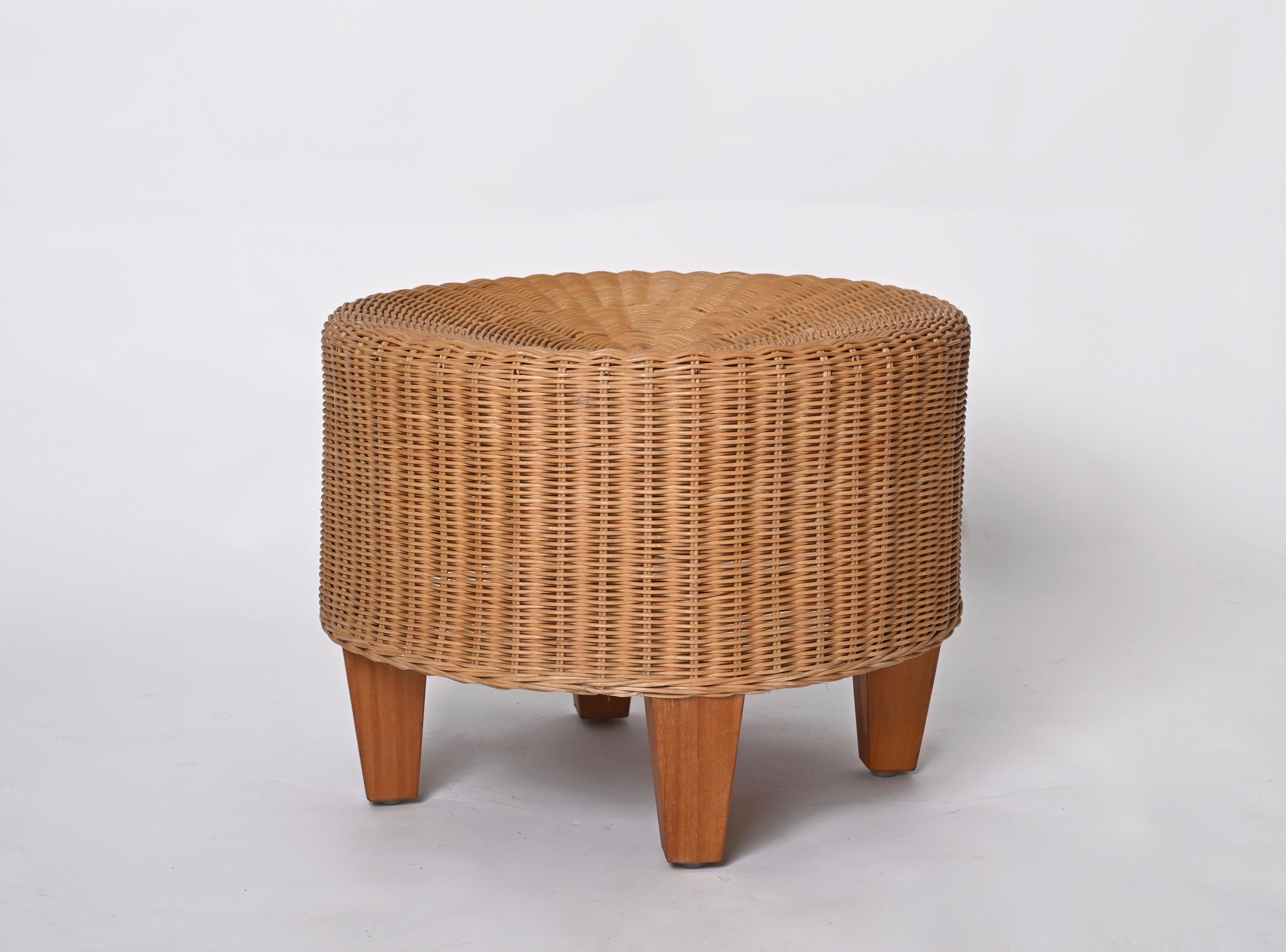 Paire de poufs ronds en rotin avec pieds en teck, Italie, 1970 Bon état à Roma, IT