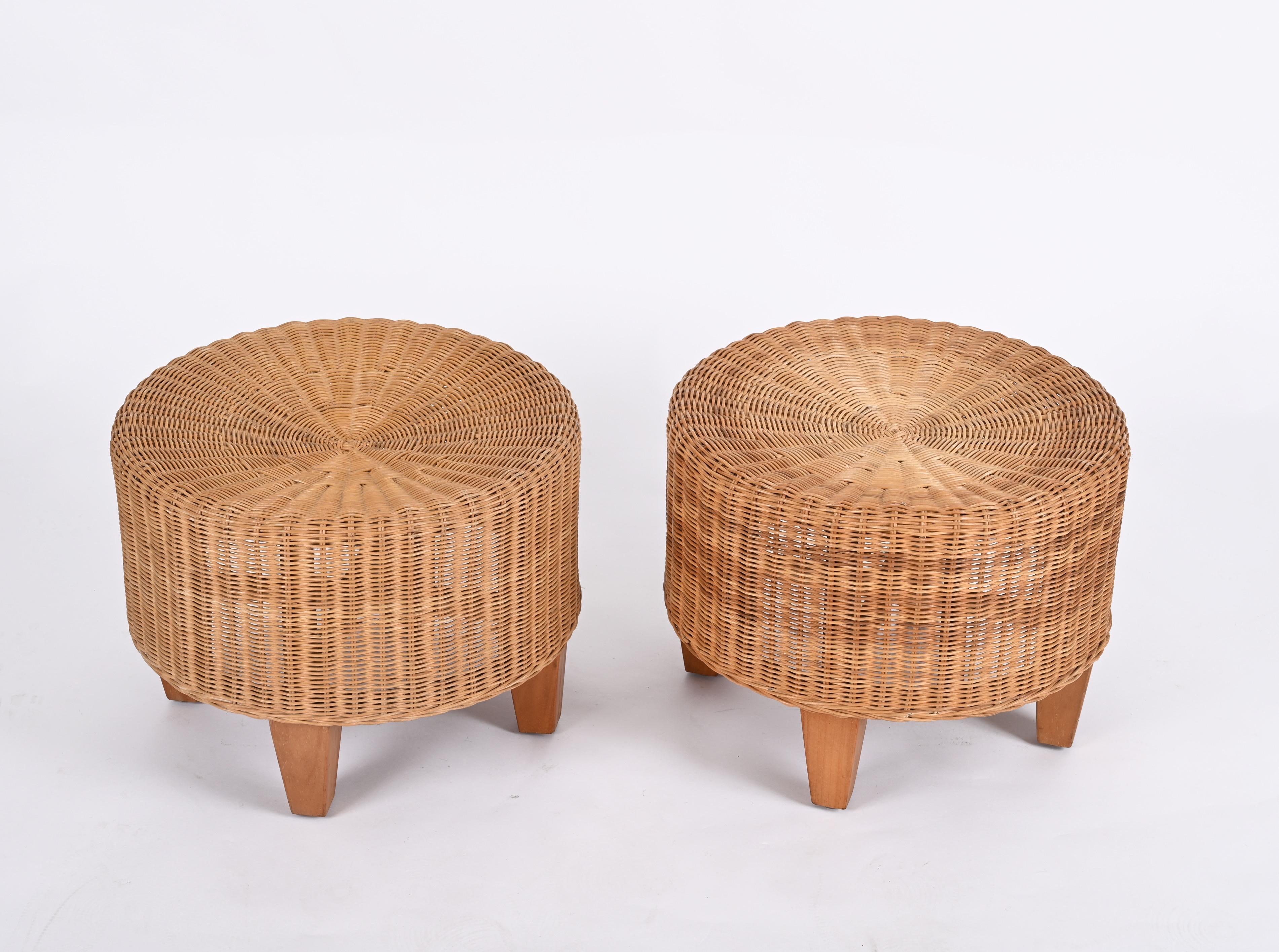 20ième siècle Paire de poufs ronds en rotin avec pieds en teck, Italie, 1970