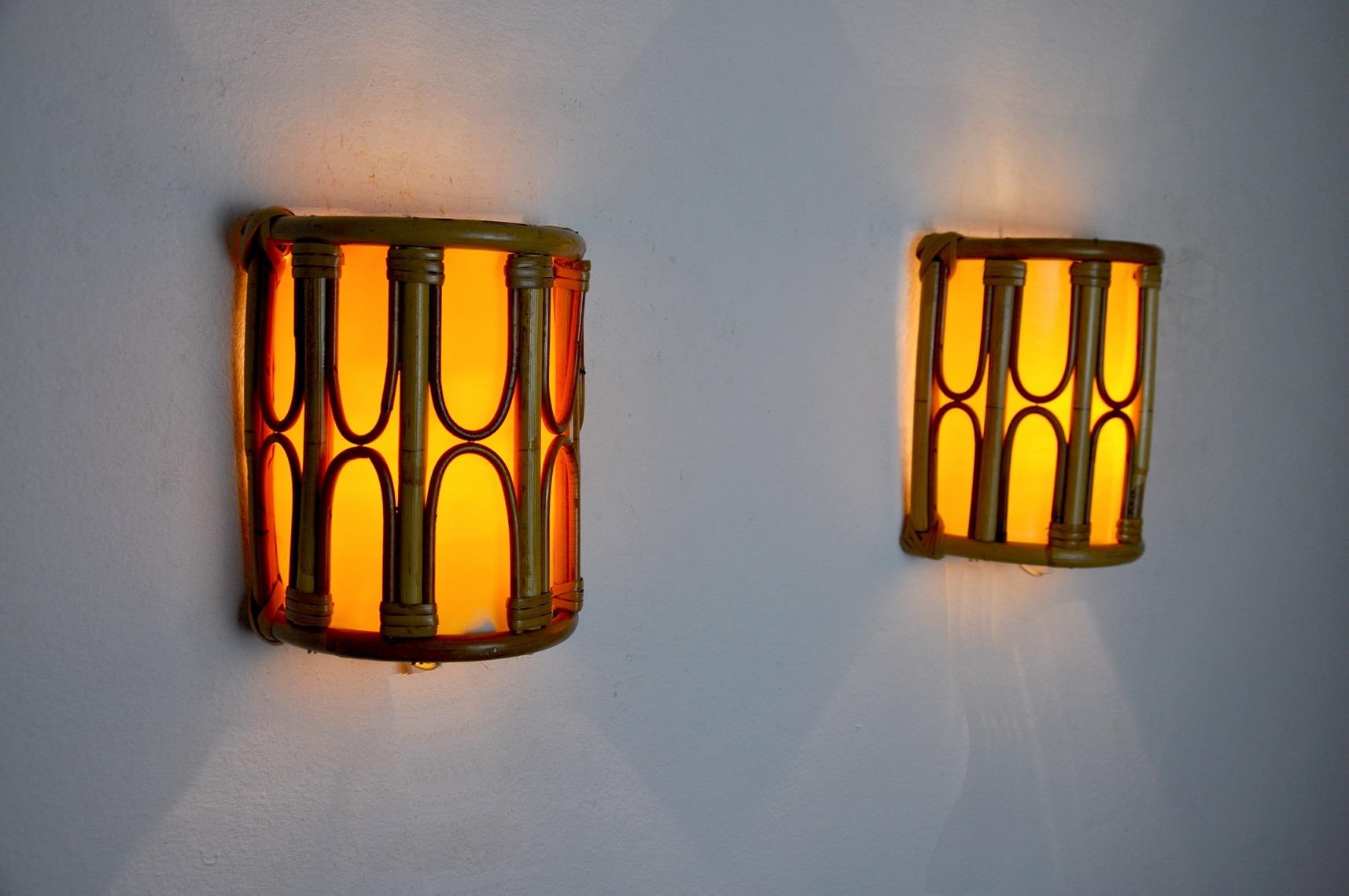 Very beautiful pair of rattan wall lamps designated and produced in France in the 1960s.
A Classic design that will illuminate your interior perfectly.
Verified electricity, time mark consistent with the age of the object. We adapt electricity for