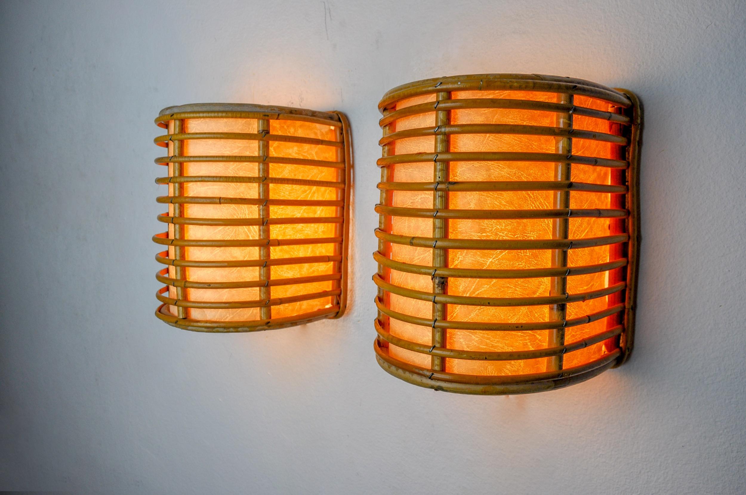 Sehr schönes Paar Rattan-Wandlampen, entworfen und hergestellt in Frankreich in den 1960er Jahren. Ein klassisches Design, das Ihr Interieur perfekt beleuchtet. Geprüfte Elektrizität, Zeitmarke im Einklang mit dem Alter des Objekts. Einzigartiges