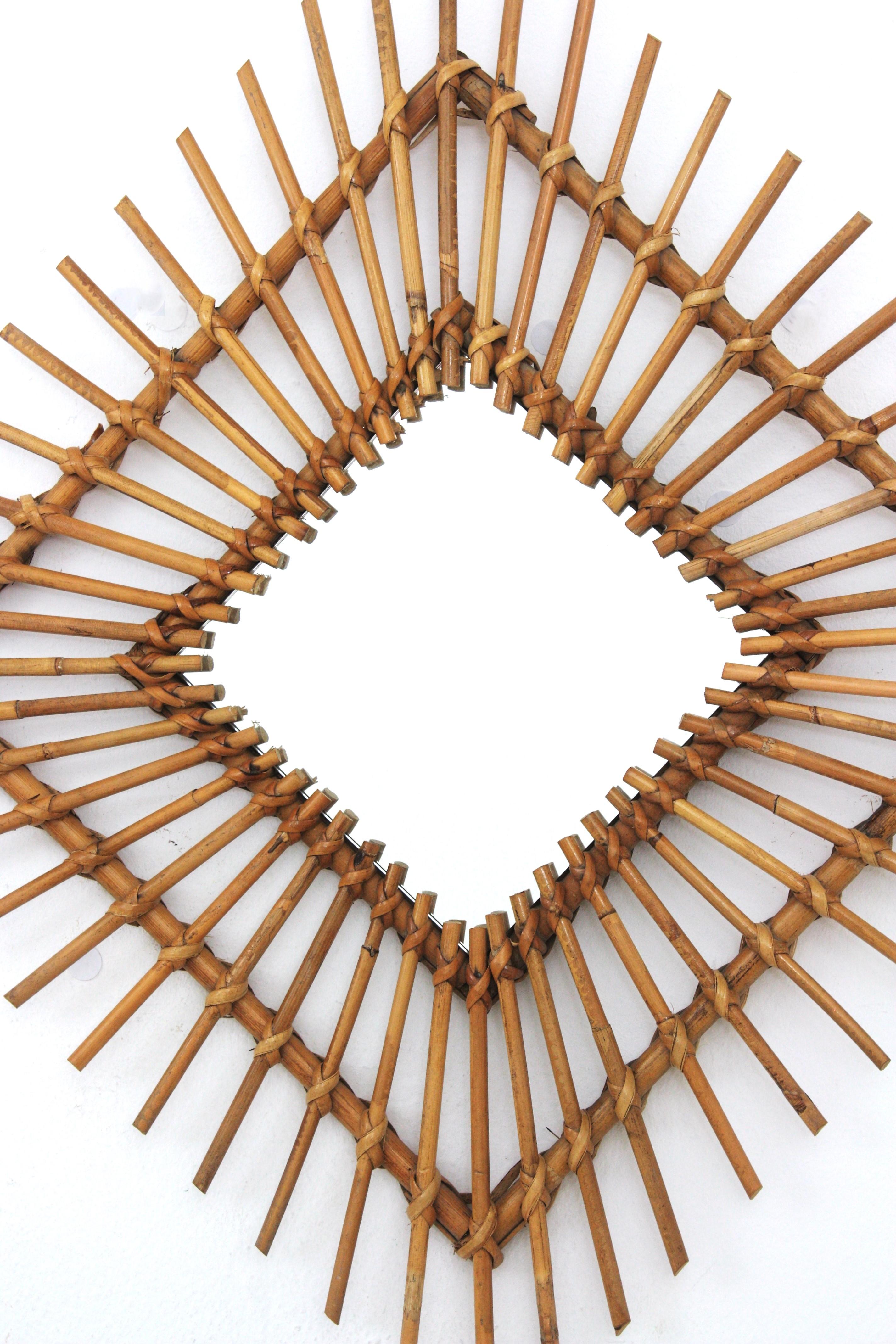 Coppia di specchi a rombo in rattan Sunburst, anni '60 in vendita 2