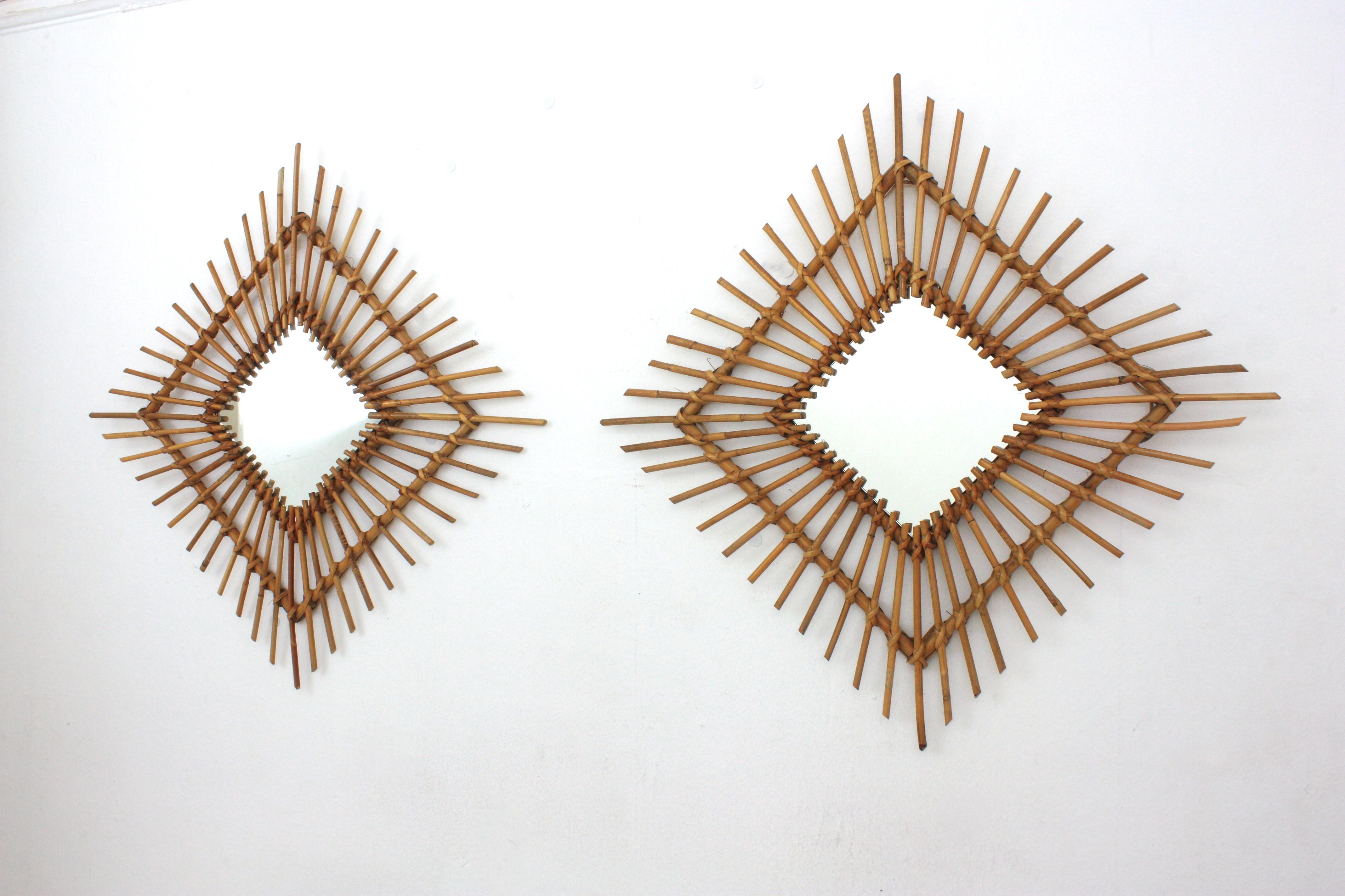 Coppia di specchi a rombo in rattan Sunburst, anni '60 in vendita 3