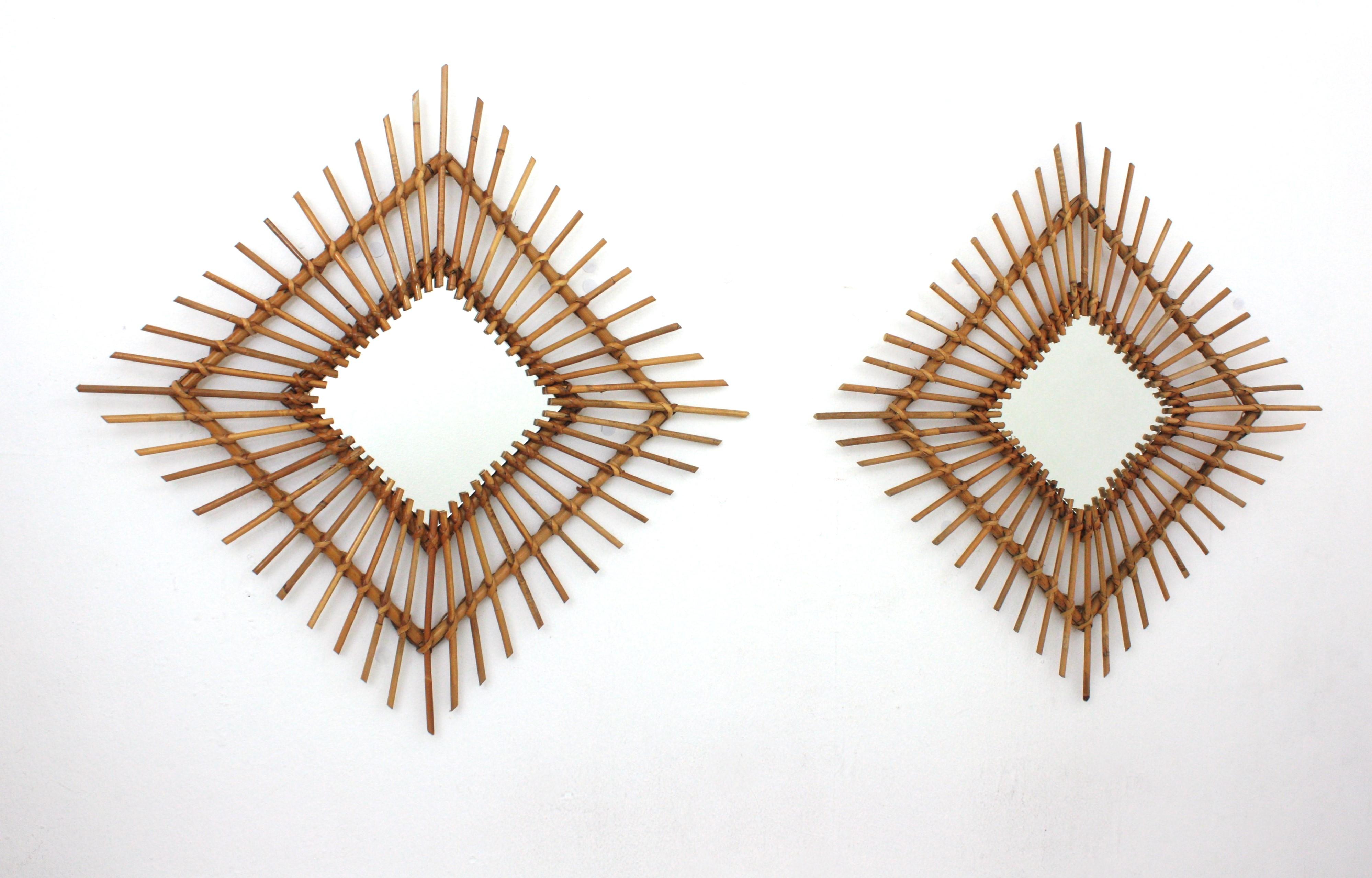 Coppia di oggetti artigianali in rattan in stile mediterraneo  specchi a forma di rombo, Spagna, anni '60.
Questi specchi in rattan possono essere collocati in due posizioni, a rombo o in forma quadrata. 
Saranno un'ottima scelta per decorare una