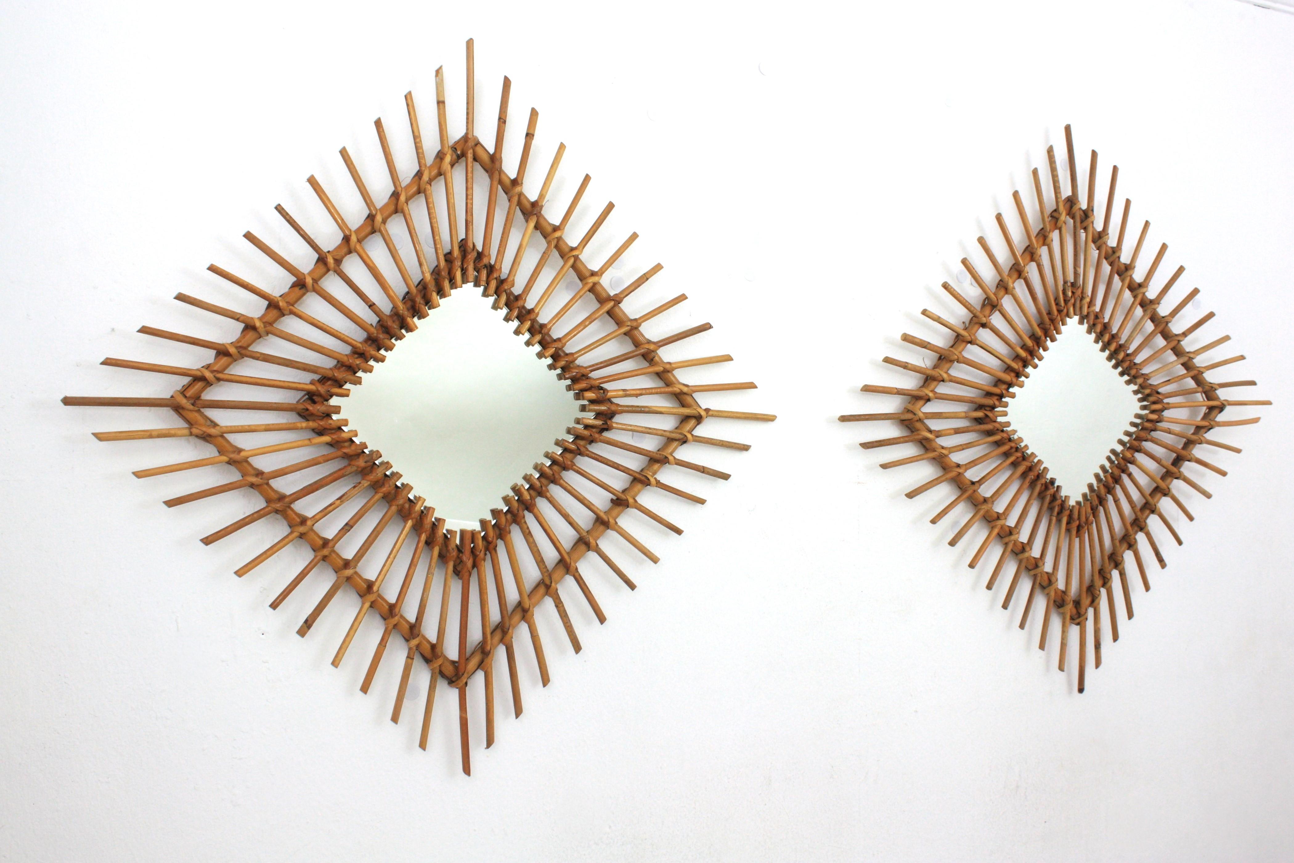 Mid-Century moderno Coppia di specchi a rombo in rattan Sunburst, anni '60 in vendita
