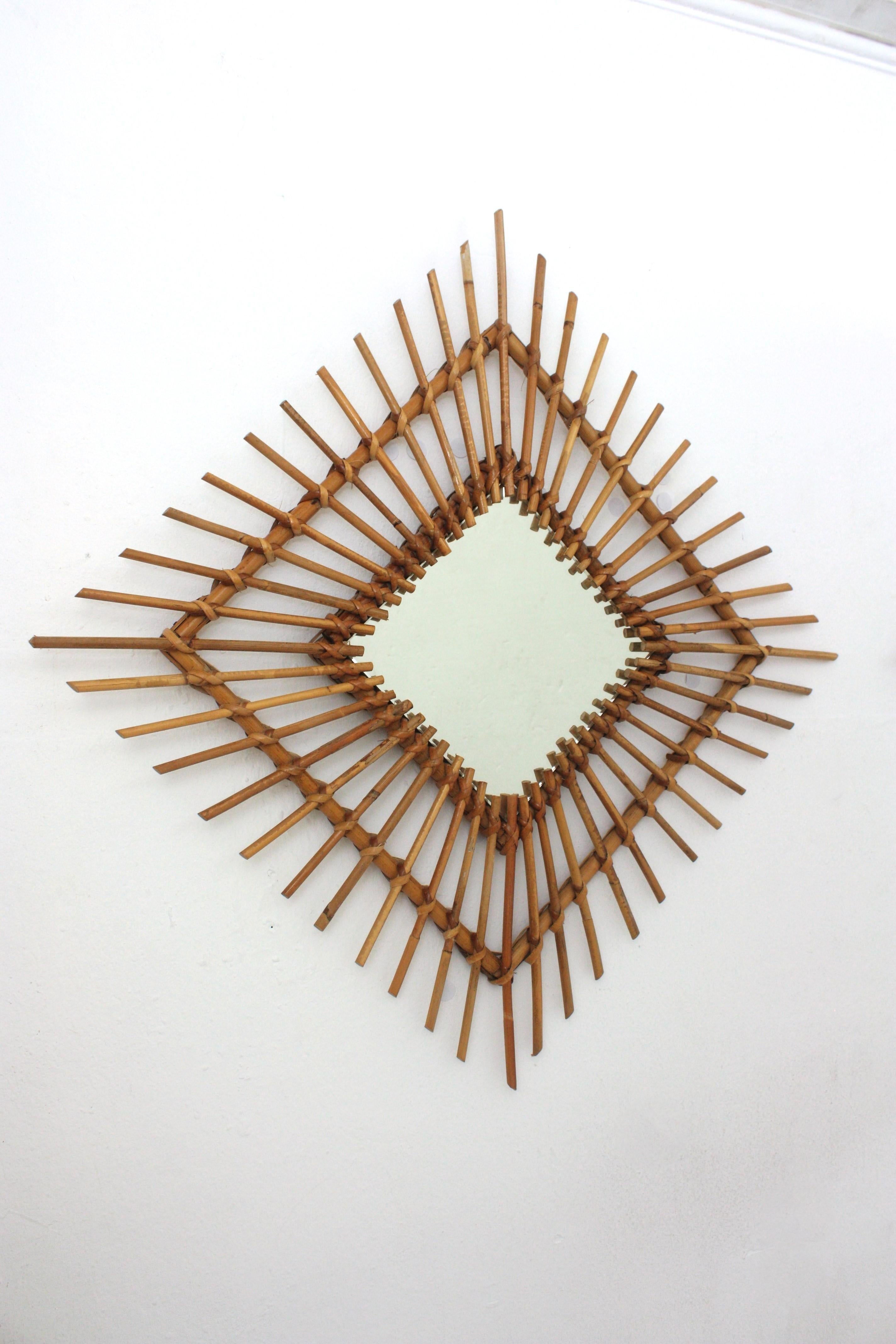 Spagnolo Coppia di specchi a rombo in rattan Sunburst, anni '60 in vendita