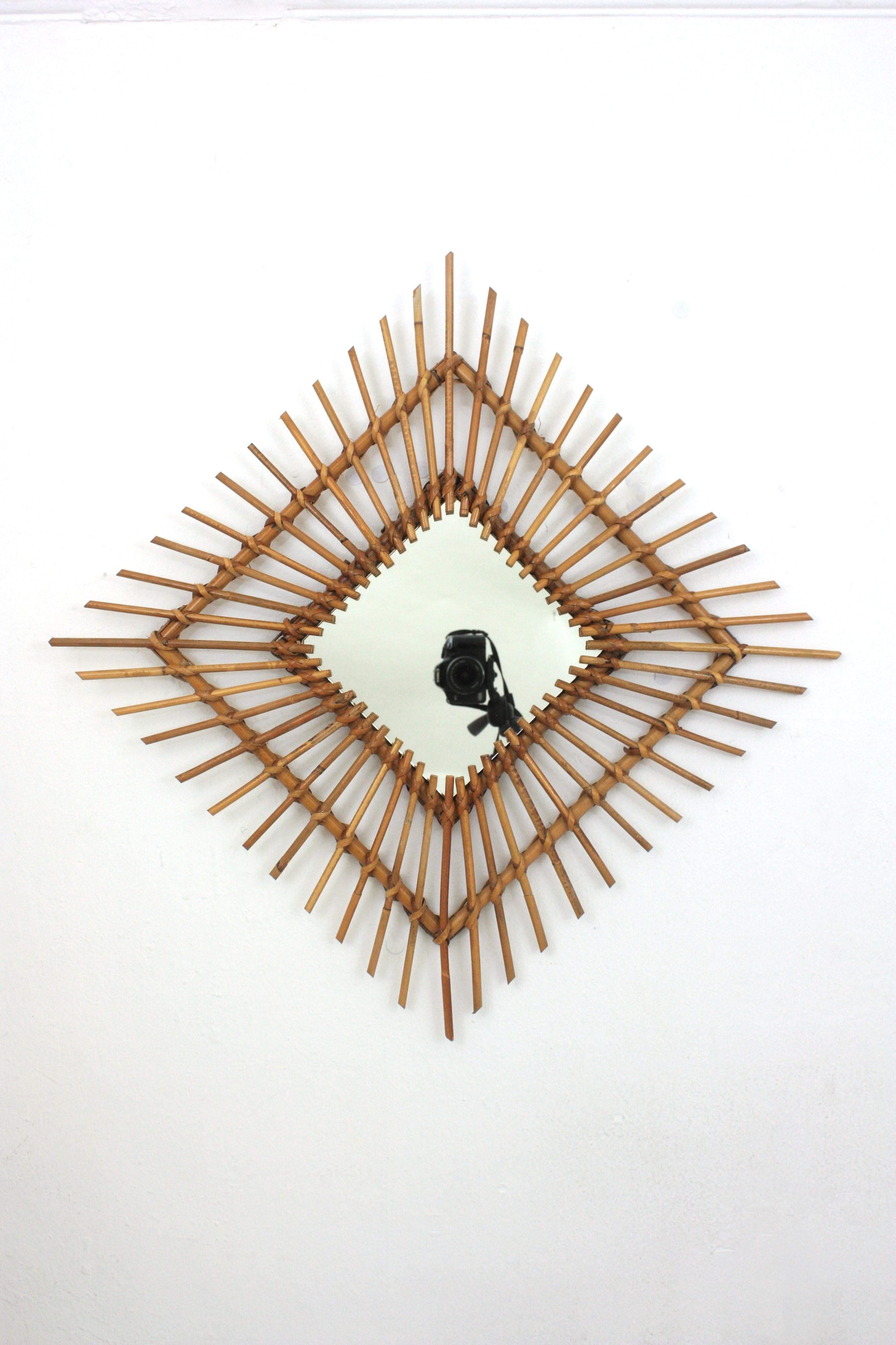 Fatto a mano Coppia di specchi a rombo in rattan Sunburst, anni '60 in vendita