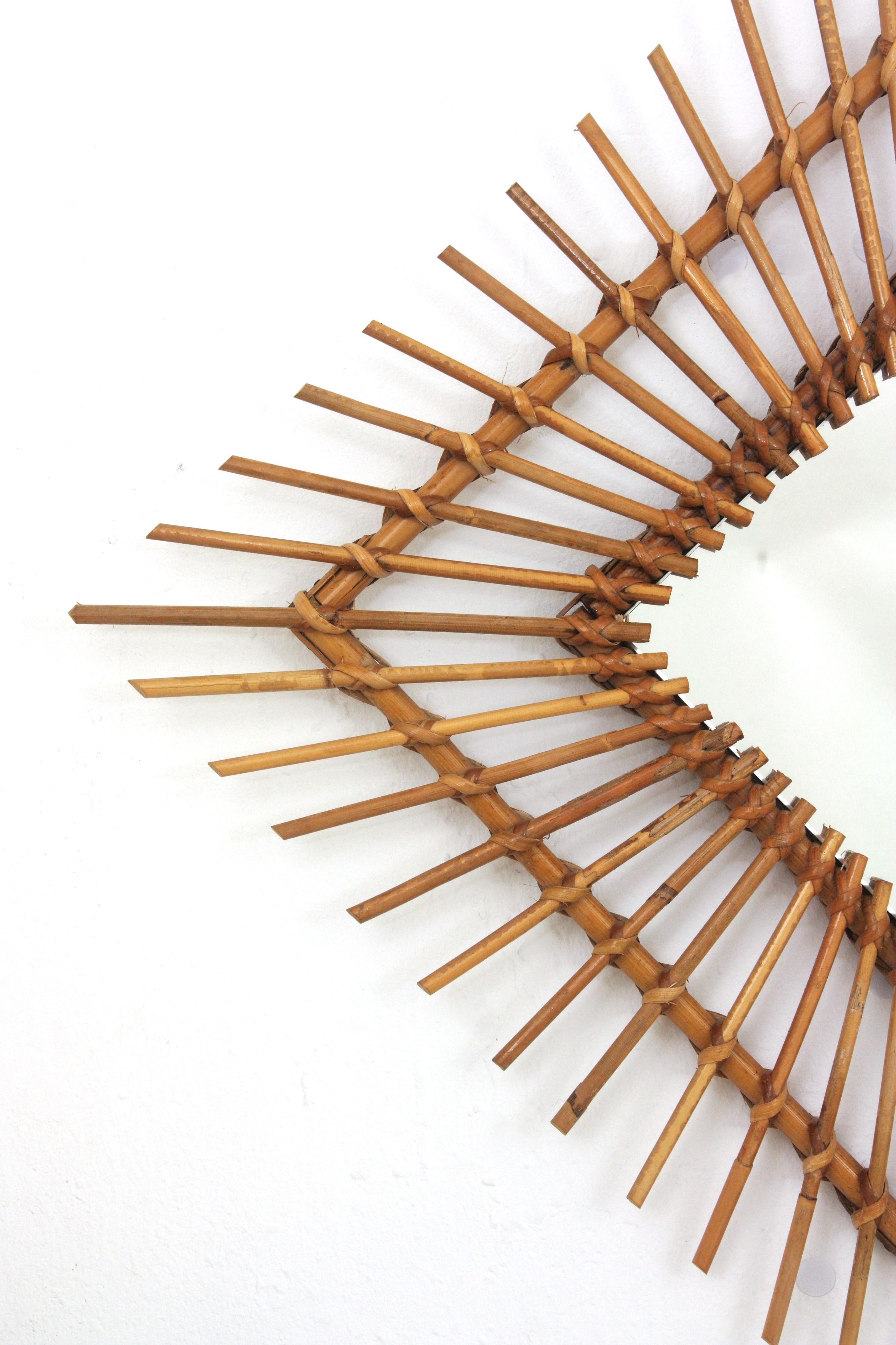Coppia di specchi a rombo in rattan Sunburst, anni '60 In condizioni buone in vendita a Barcelona, ES