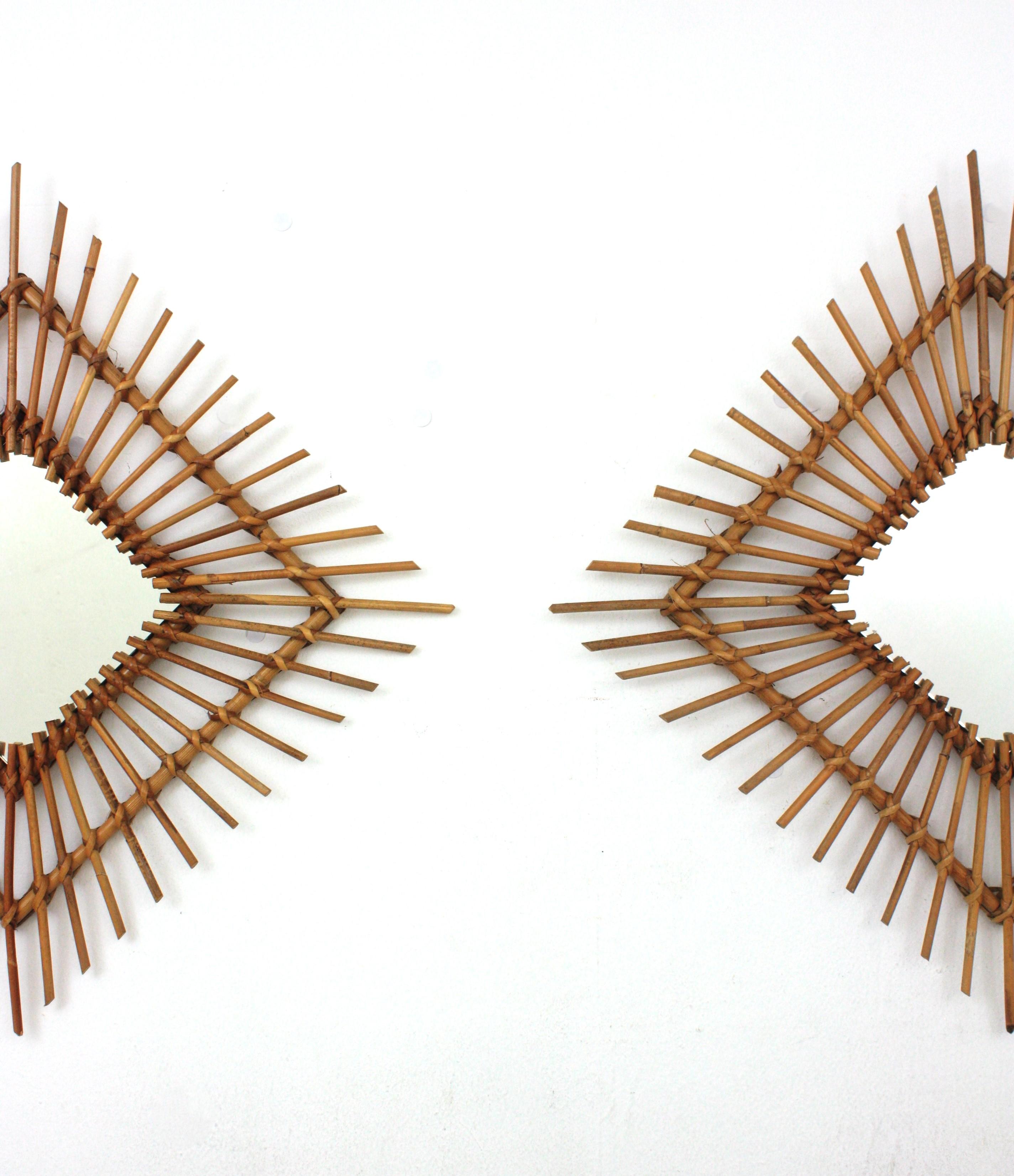 XX secolo Coppia di specchi a rombo in rattan Sunburst, anni '60 in vendita