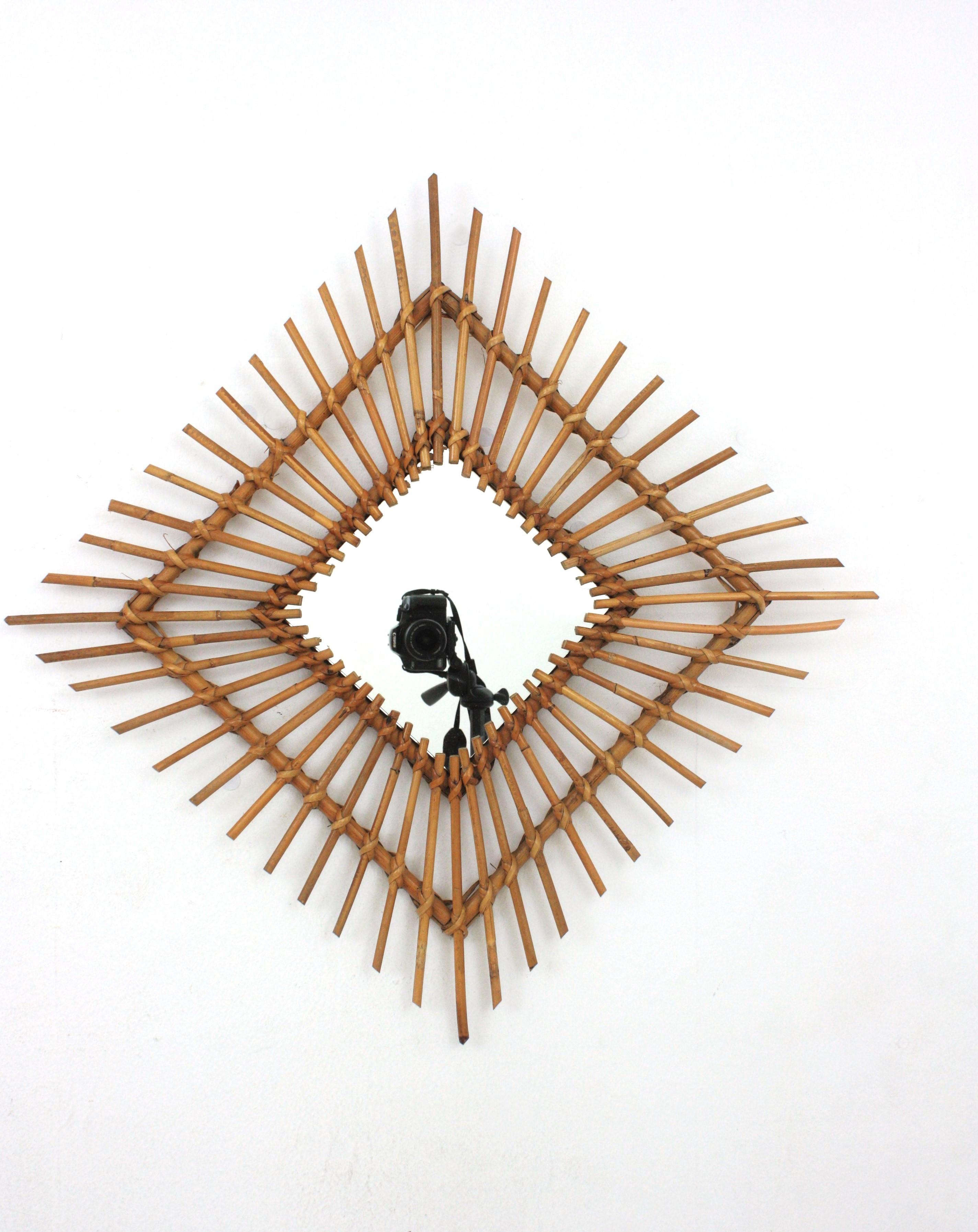 Vimini Coppia di specchi a rombo in rattan Sunburst, anni '60 in vendita