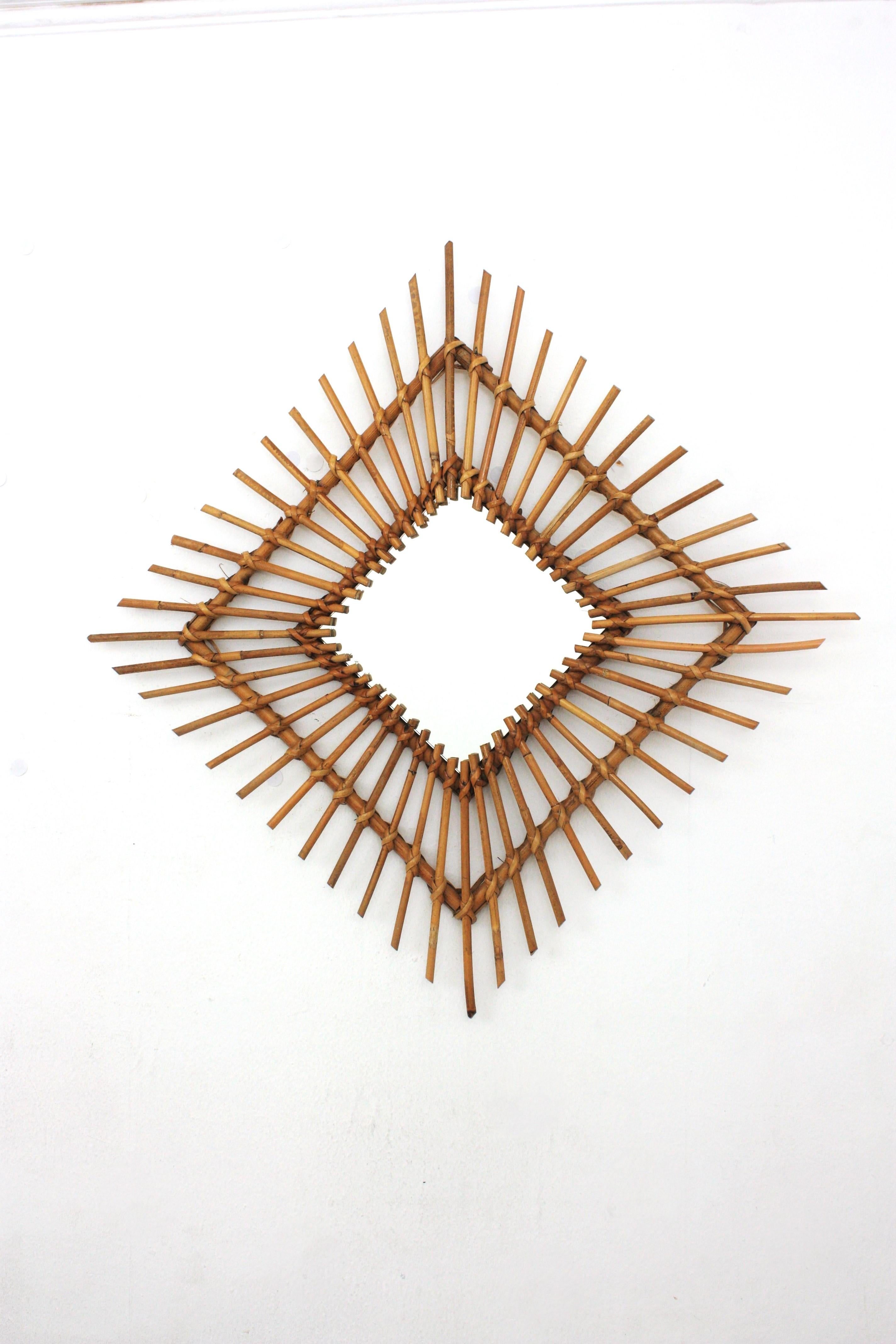 Coppia di specchi a rombo in rattan Sunburst, anni '60 in vendita 1