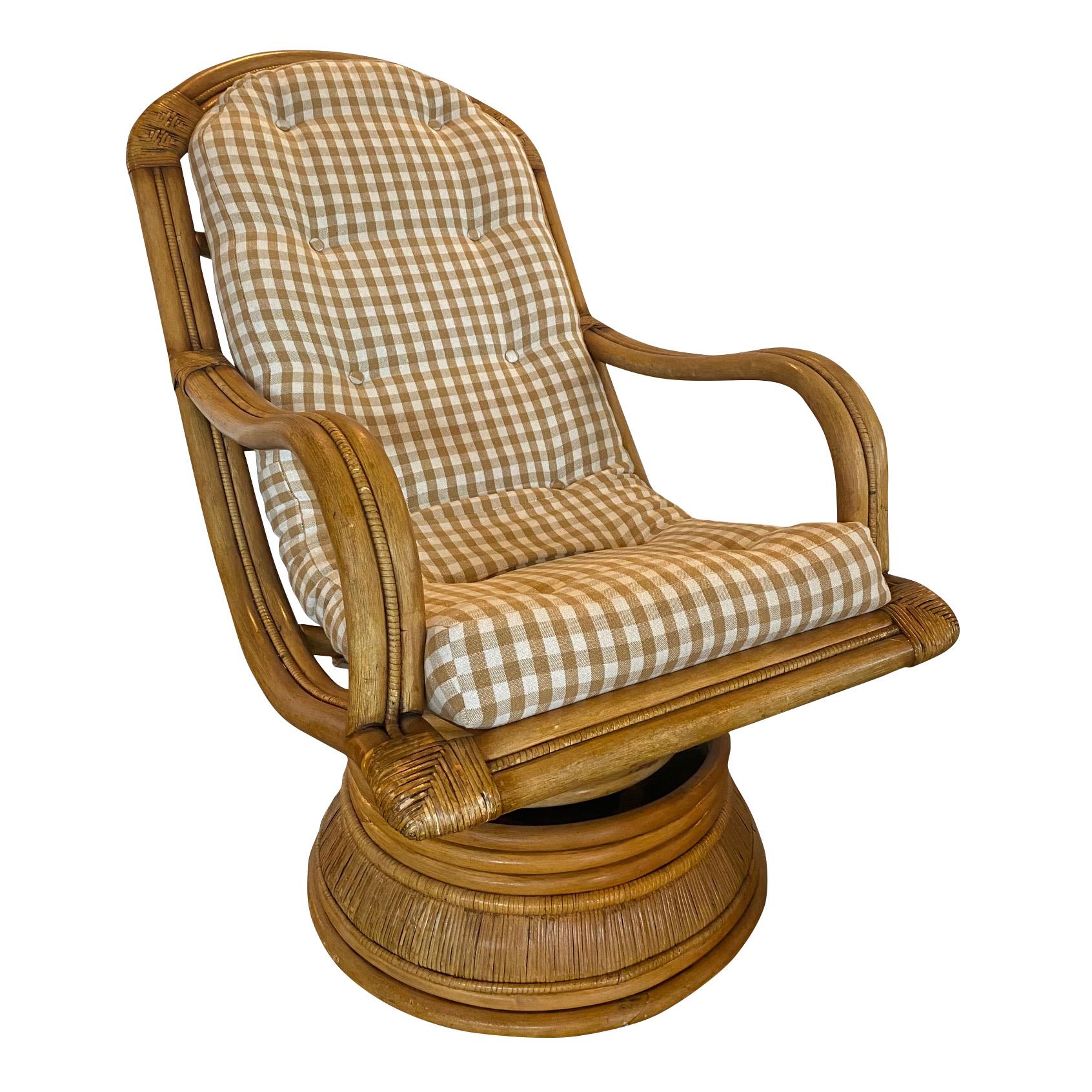 Paire unique de fauteuils de salon en rotin à haut dossier avec bases basculantes et pivotantes et nouvelle tapisserie personnalisée.  Le tissu est un carrelage havane et blanc de Whiting et Goffigon sur de confortables coussins boutonnés.  1970's
