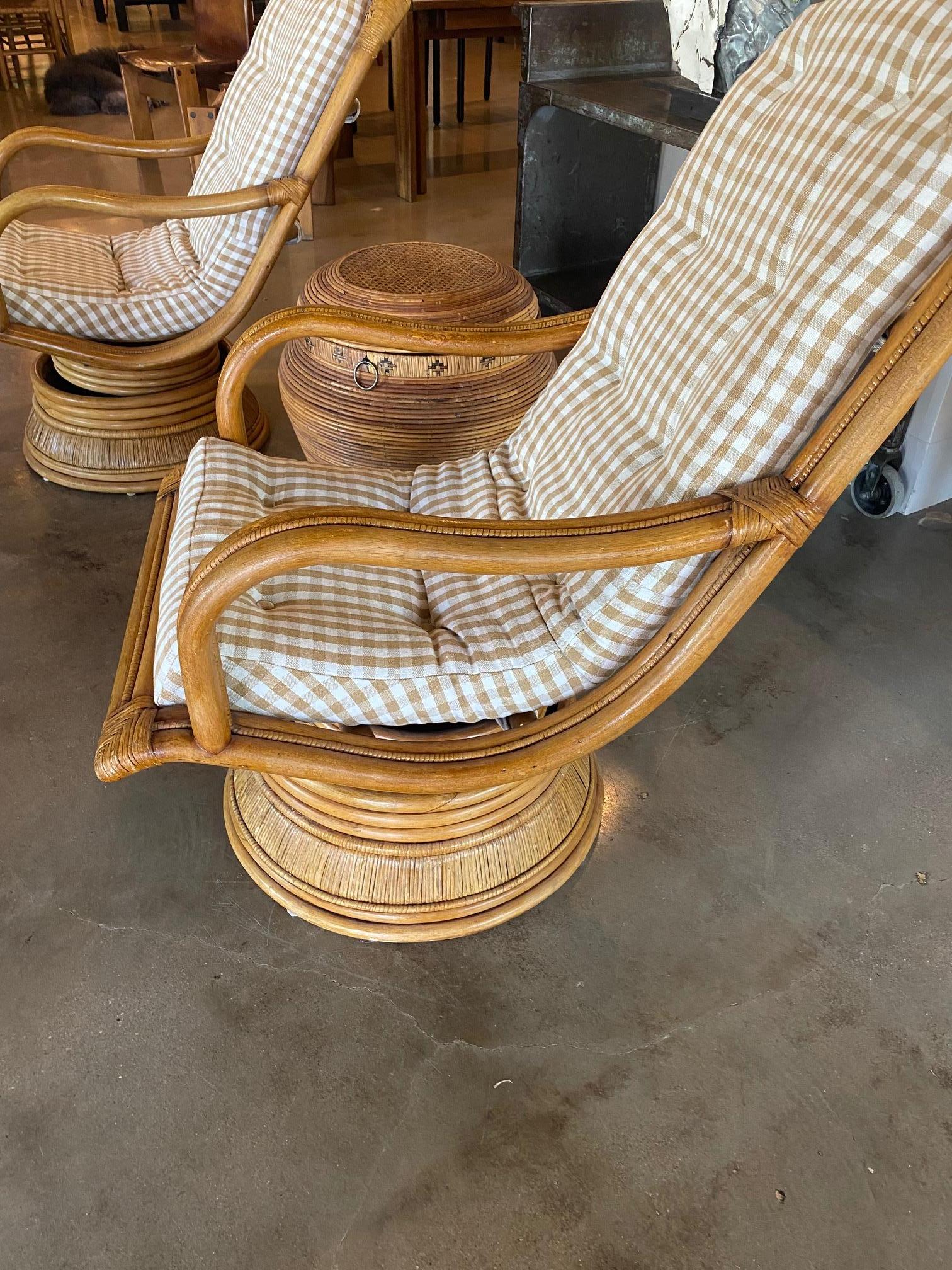 Paire de rockers pivotants en rotin, années 1970 Bon état - En vente à Austin, TX