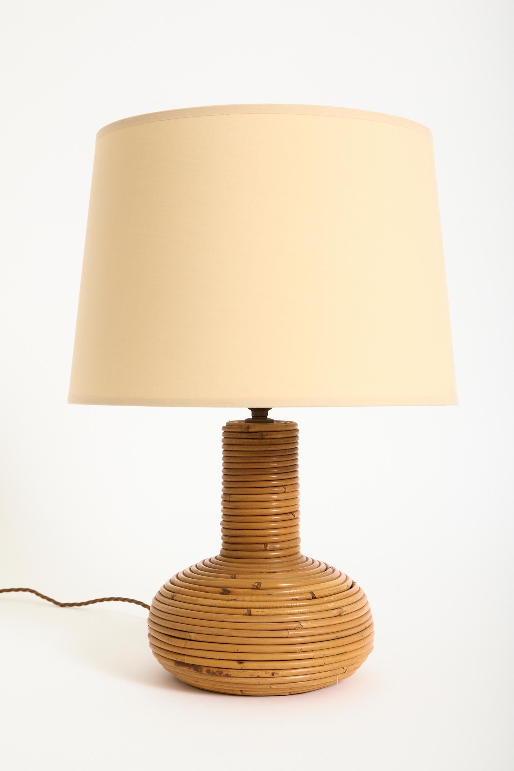 Un par de lámparas de mesa de ratán
Francia, hacia 1970
Con la pantalla: 50,5 cm de alto por 35,5 cm de diámetro
Sólo base de la lámpara: 31 cm de alto por 20,5 cm de diámetro