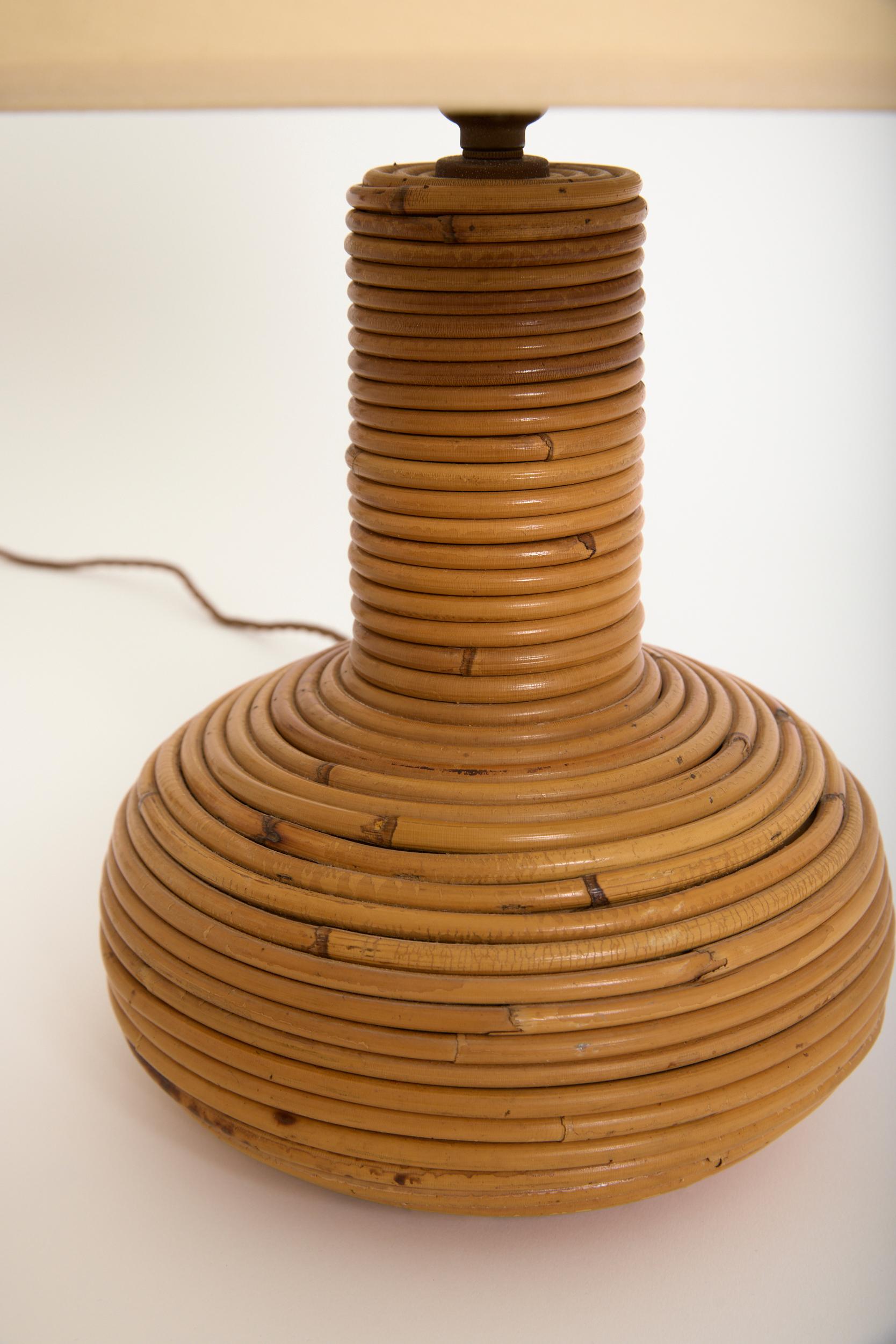 Pareja de lámparas de mesa de ratán Moderno de mediados de siglo en venta