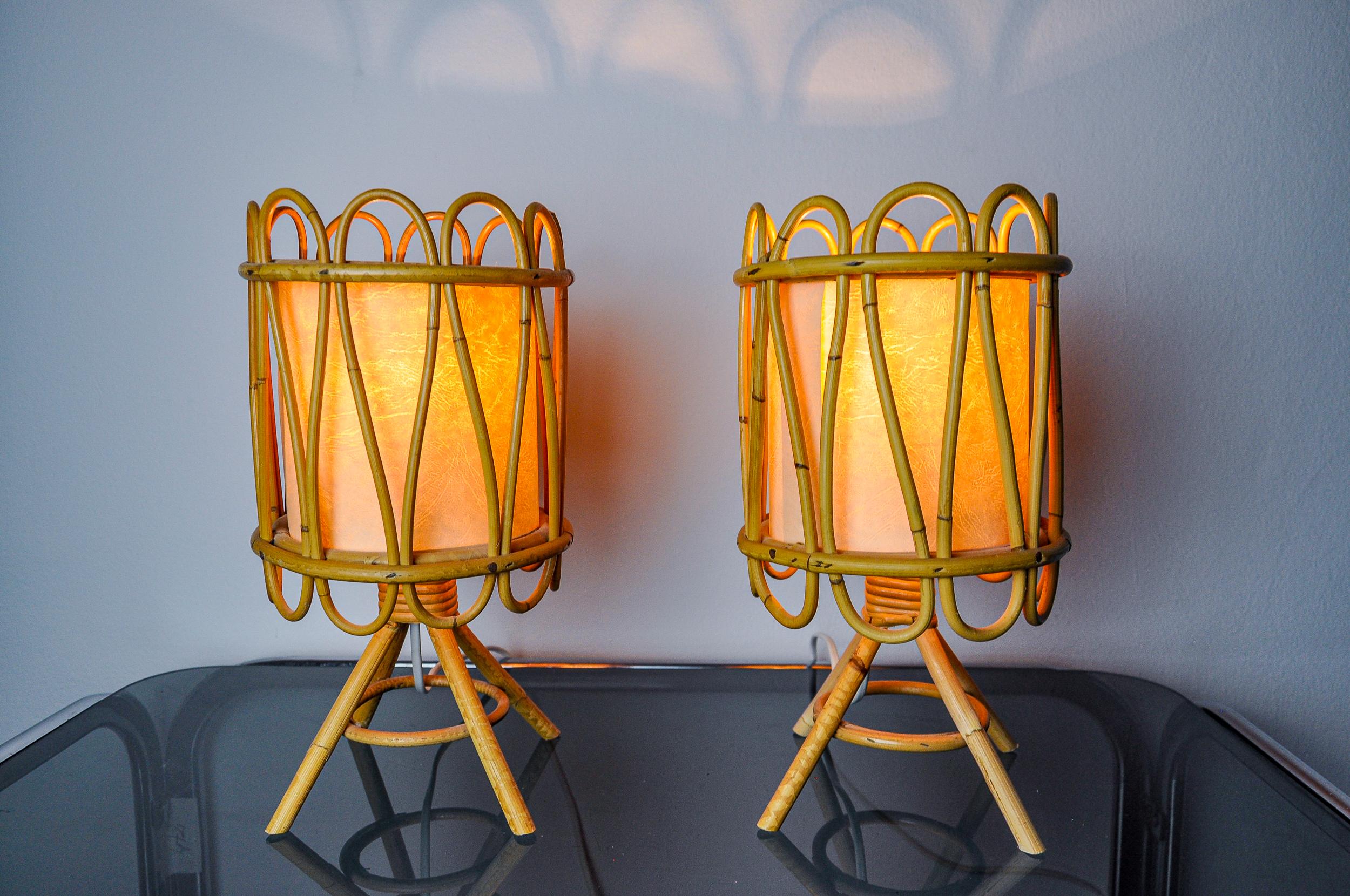 Très belle paire de lampes de table en rotin conçues et produites en Italie dans les années 1960. Structure construite à la main. Objet au design unique qui illuminera merveilleusement votre intérieur. L'électricité a été refaite. Marques de temps