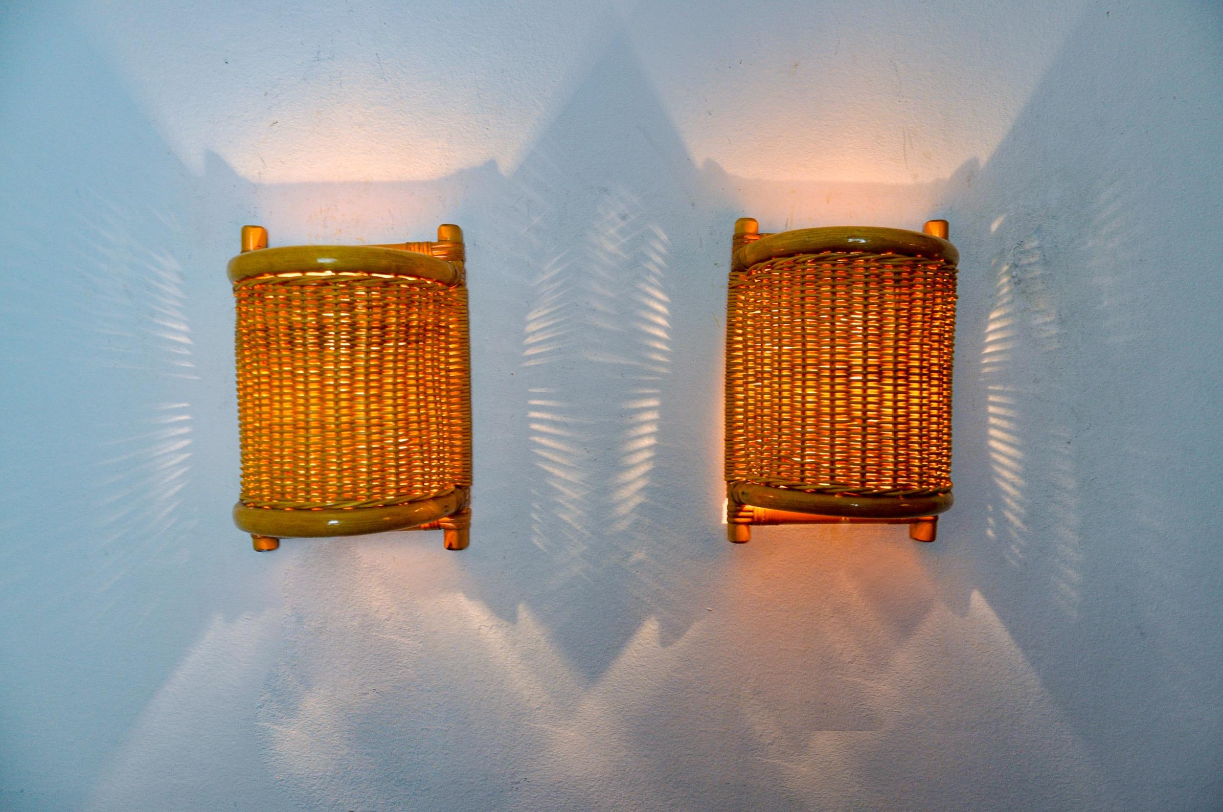 Preciosa pareja de apliques de ratán diseñados y fabricados en Francia en la década de 1960. Un diseño orgánico que iluminará maravillosamente tu interior. Electricidad comprobada, marca de tiempo coherente con la antigüedad del objeto. Pieza de