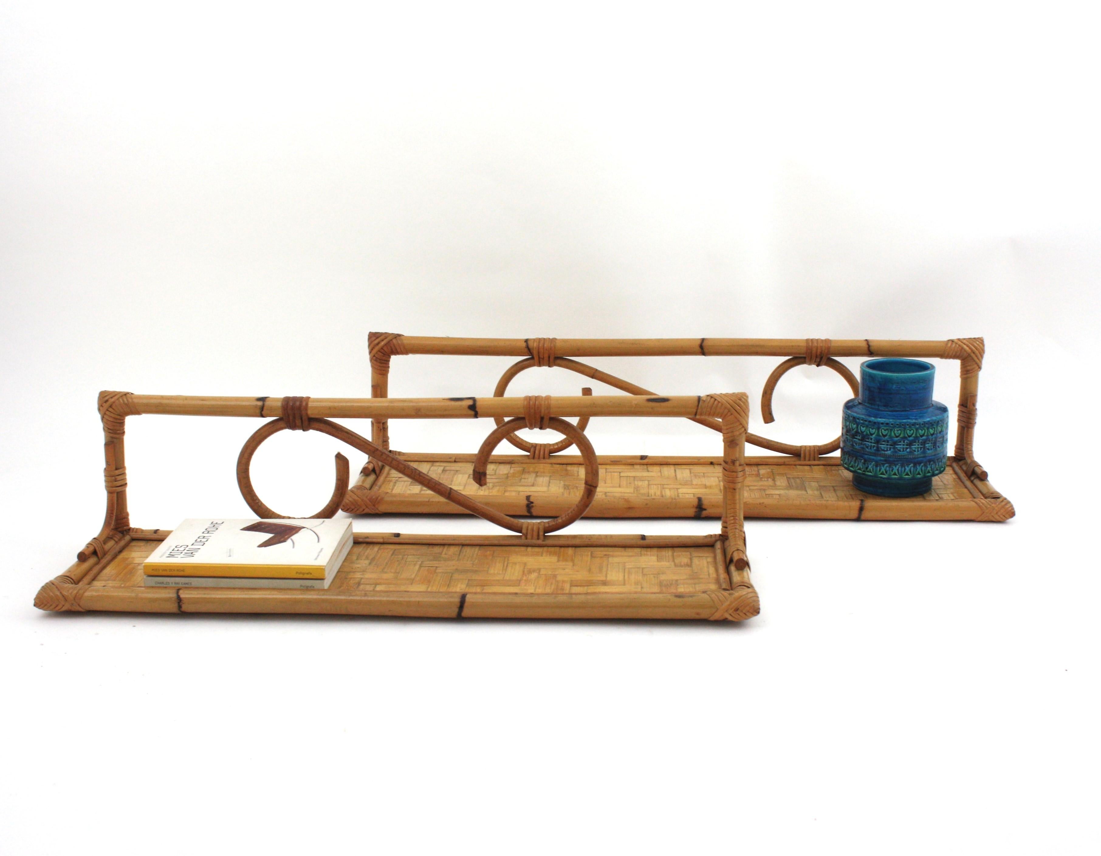 Eye-catching pair of wall hanging shelves in bamboo and rattan, Italy, 1960s.
The structures are made in bamboo with woven top and rattan decorative accents at the back.
Each one of these etagères have hand-braided surface and geometric scroll