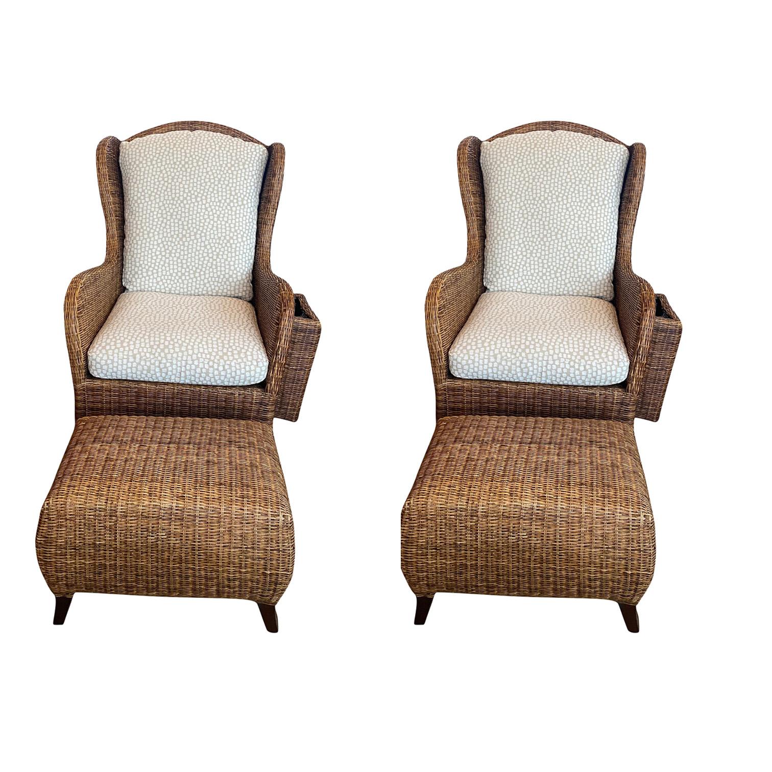 Coppia di sedie wingback in vimini con pouf abbinati, con cuscini sciolti in tessuto Kravet per esterni appena realizzati.  I telai in vimini di grandi dimensioni con fondini per riviste su un lato sono super comodi.  Le gambe distanziate in legno