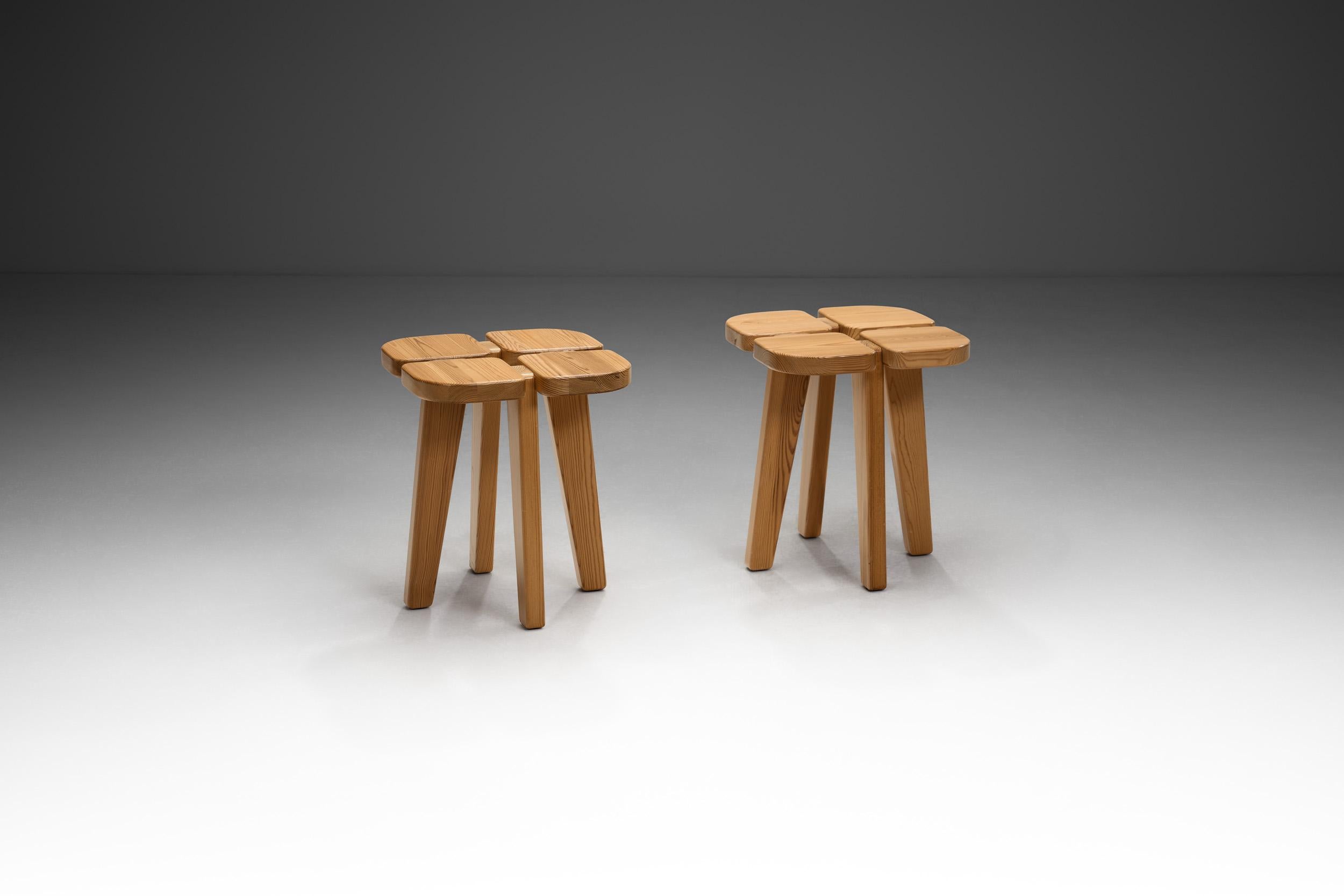 Diese berühmten Hocker aus Kiefernholz des finnischen Innenarchitekten Rauni Peippo sind das bekannteste Modell aus dem 