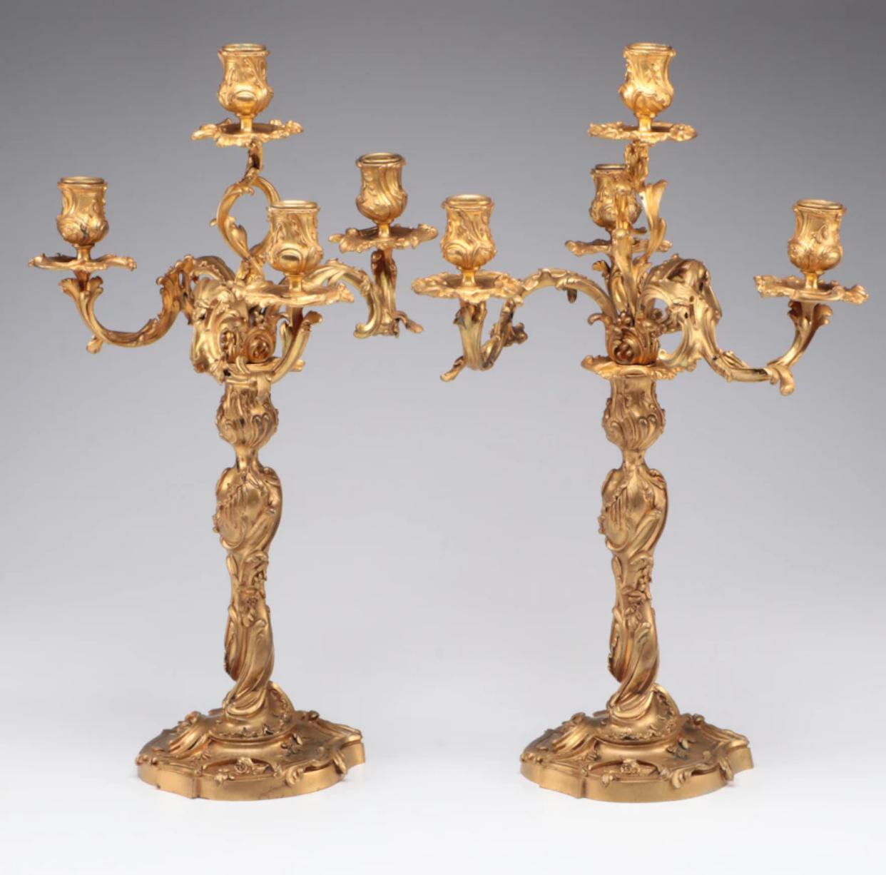 Français Paire de candélabres Ravinet d'Enfert de style Louis XV en bronze doré, début du 20e siècle en vente