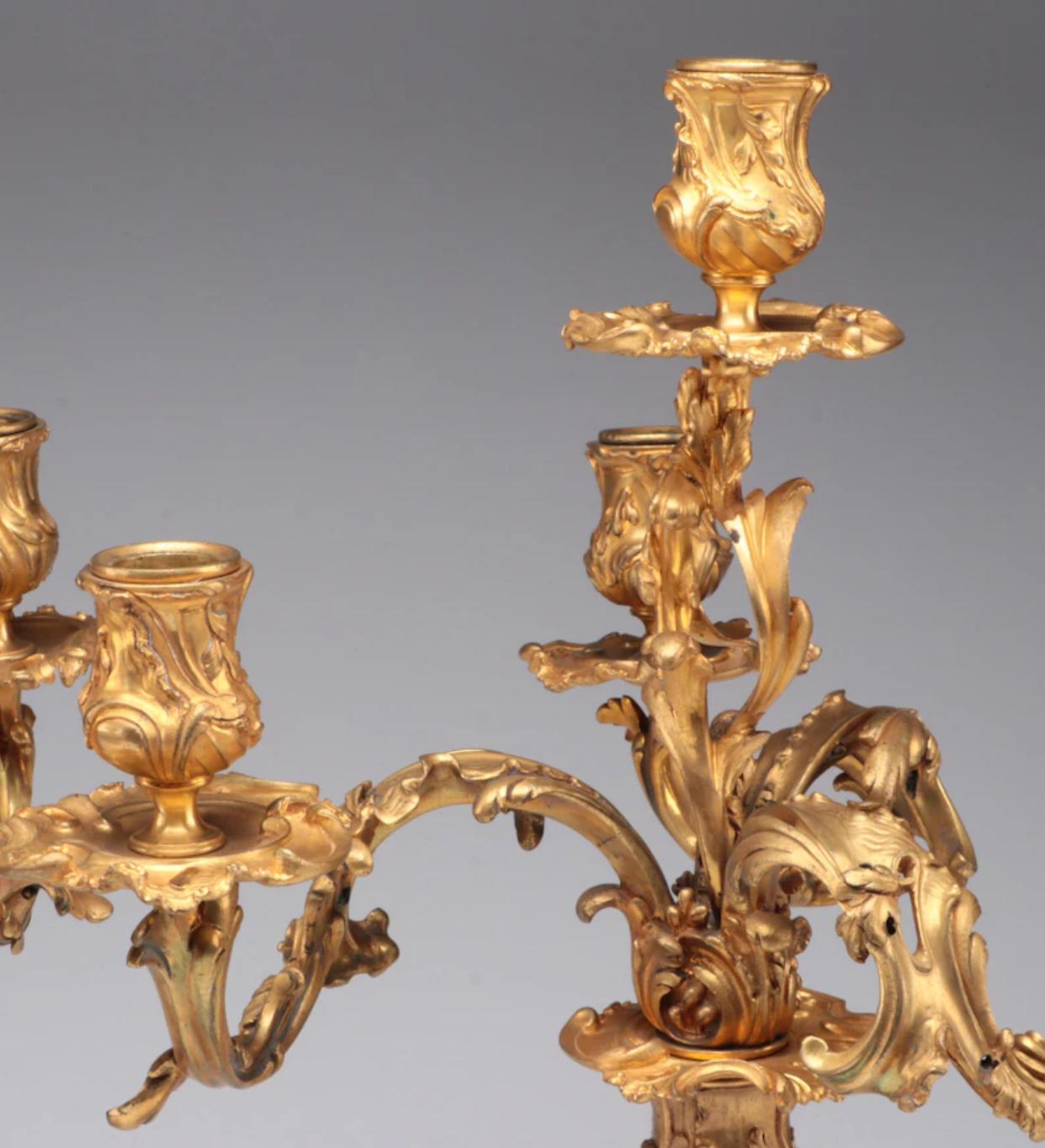 Paire de candélabres Ravinet d'Enfert de style Louis XV en bronze doré, début du 20e siècle Bon état - En vente à Chicago, IL