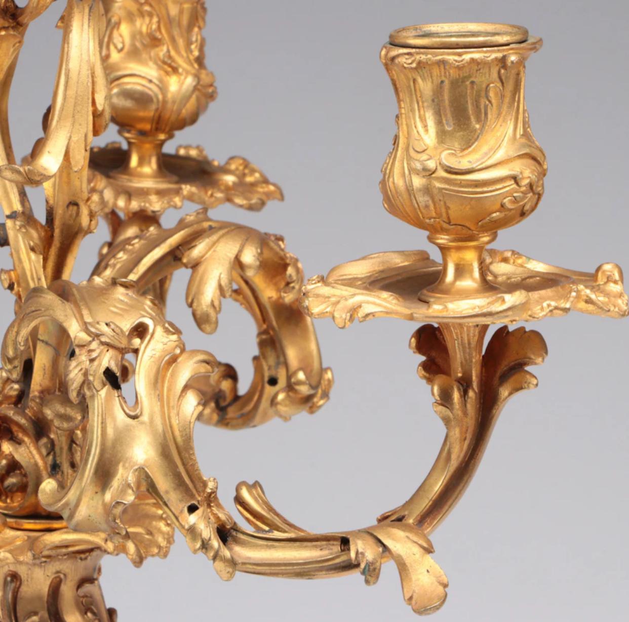 Paar Ravinet d'Enfert-Goldbronze-Kandelaber im Louis-XV-Stil, frühes 20. Jahrhundert im Zustand „Gut“ im Angebot in Chicago, IL