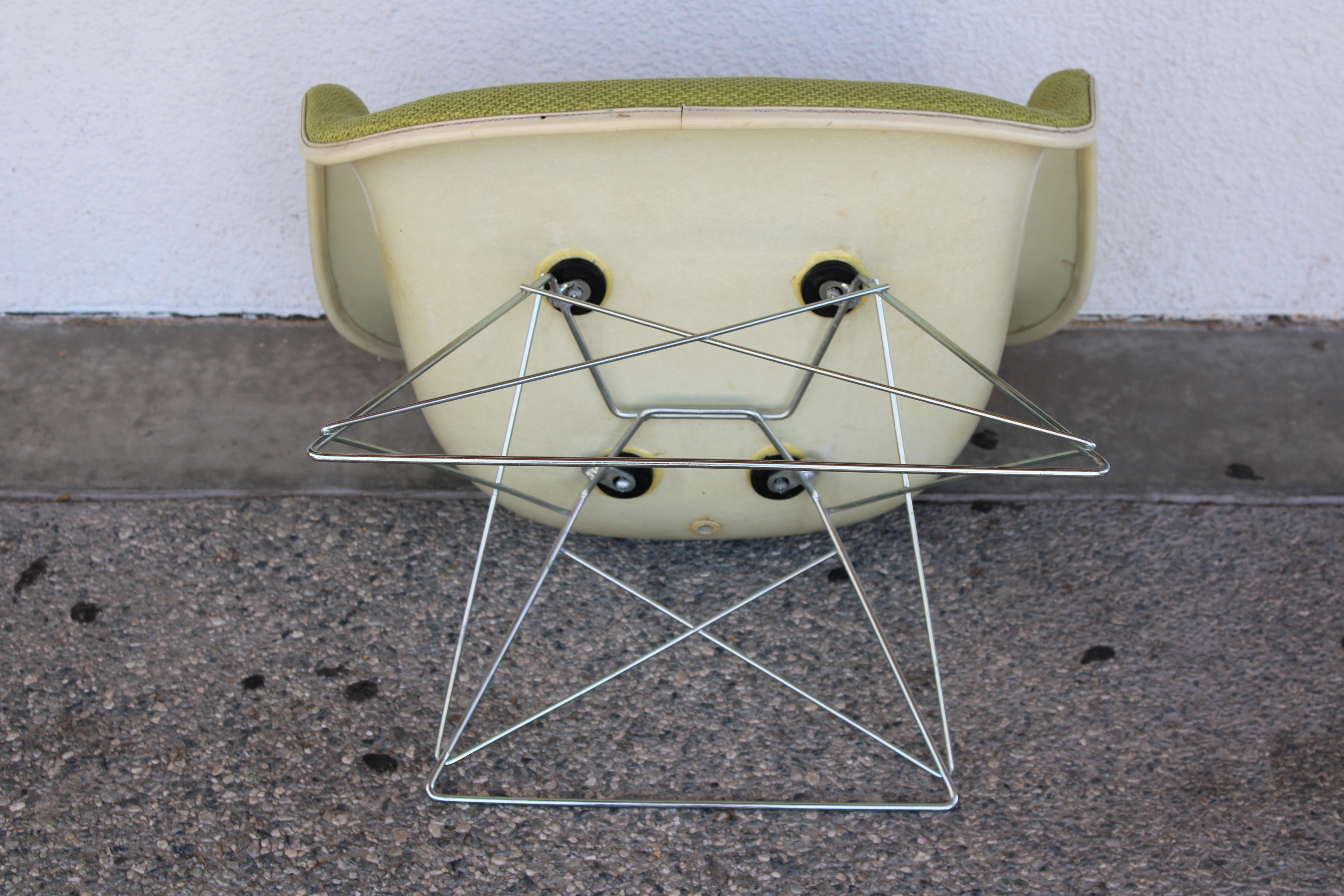 Pareja de sillas Ray & Charles Eames con carcasa de fibra de vidrio y tela en venta 3
