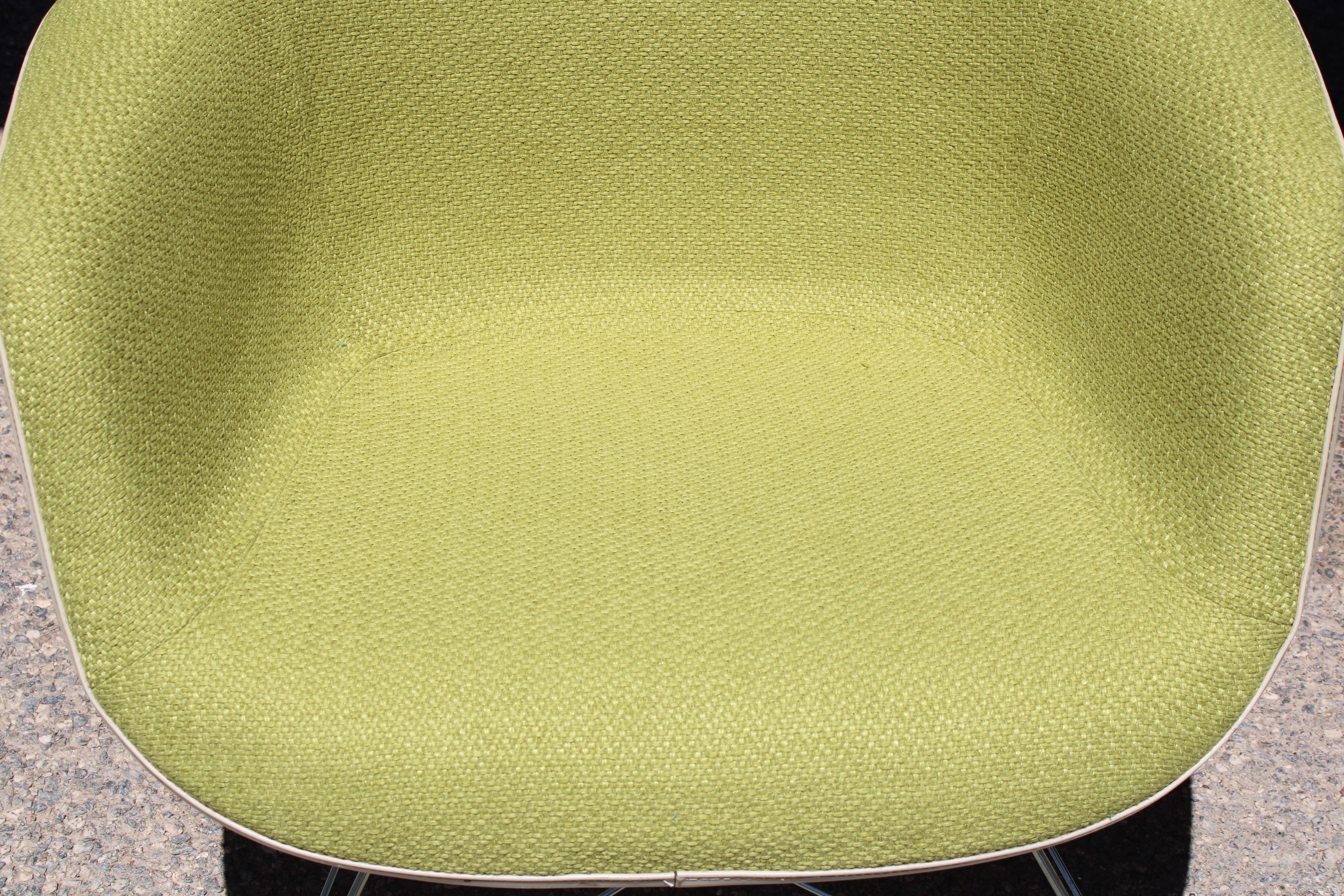 Pareja de sillas Ray & Charles Eames con carcasa de fibra de vidrio y tela en venta 4