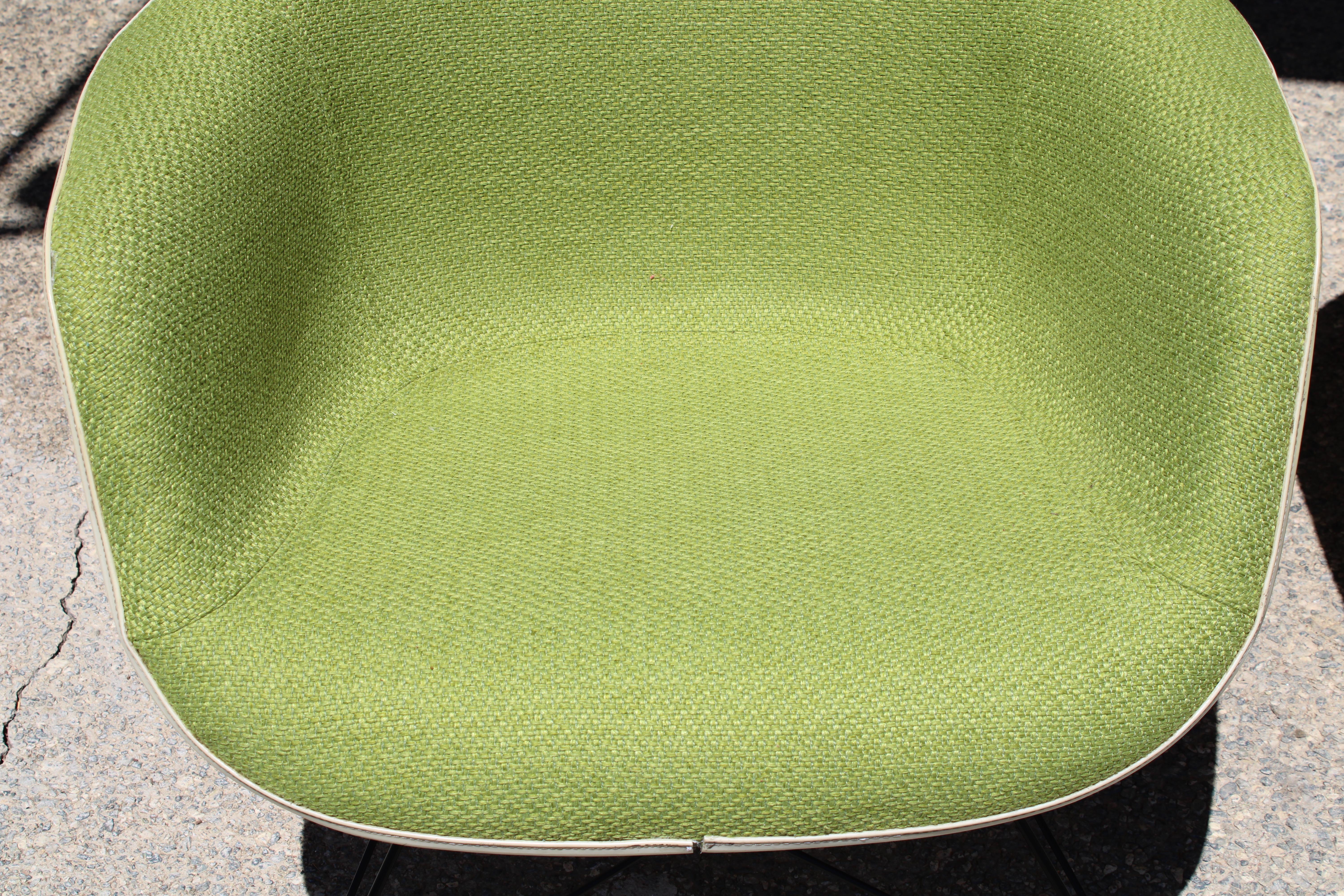 Pareja de sillas Ray & Charles Eames con carcasa de fibra de vidrio y tela en venta 5