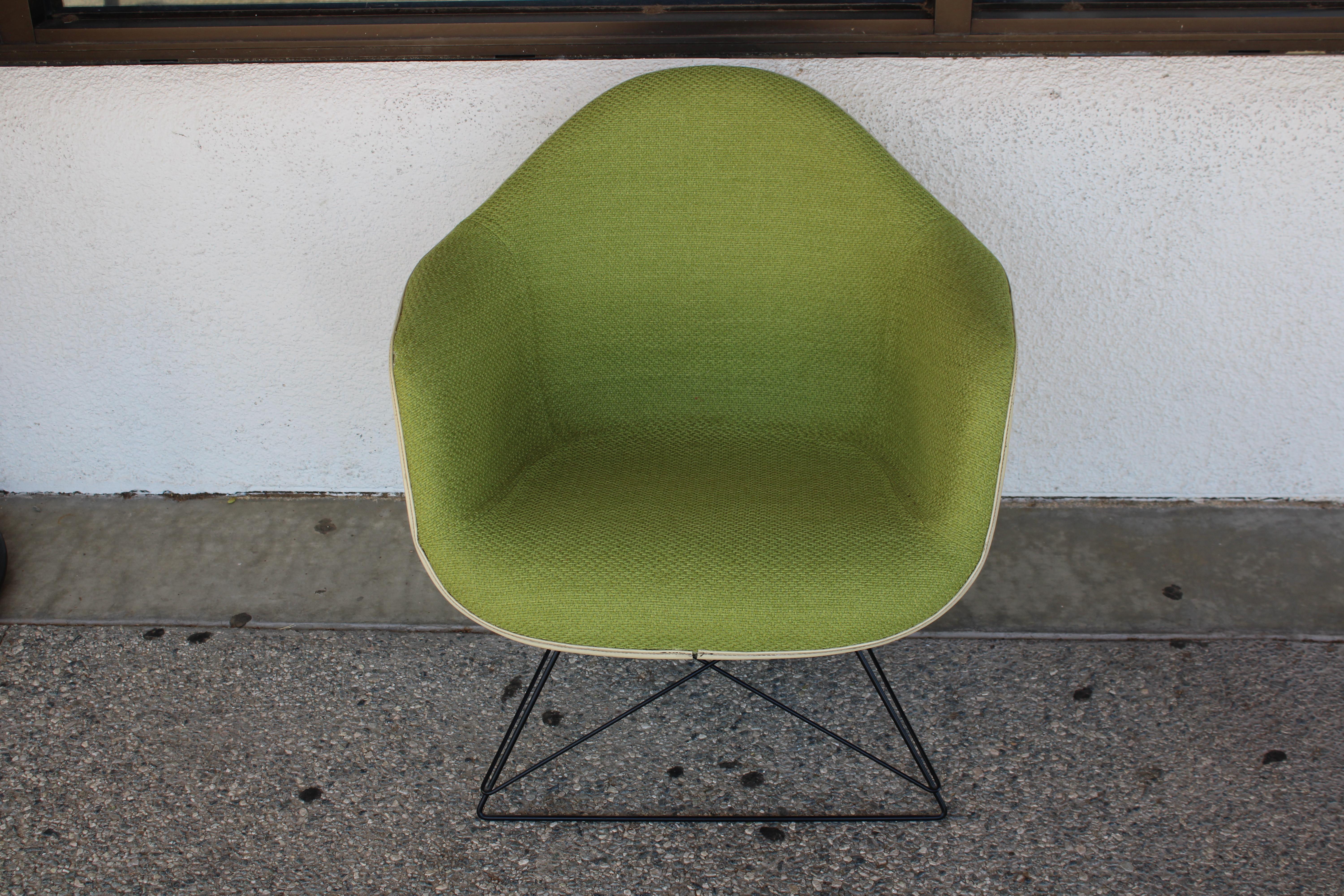 Pareja de sillas Ray & Charles Eames con carcasa de fibra de vidrio y tela Moderno de mediados de siglo en venta