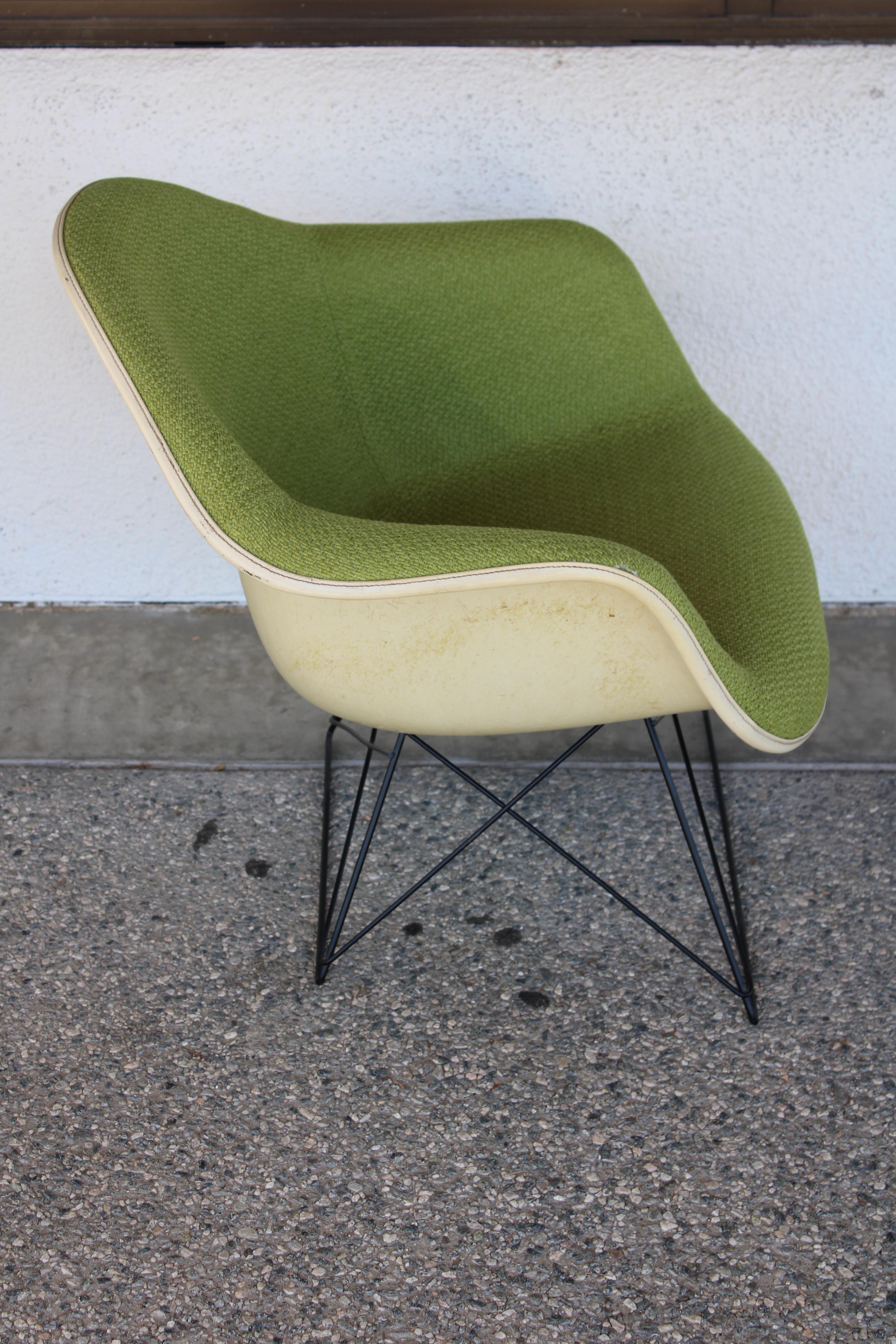 Pareja de sillas Ray & Charles Eames con carcasa de fibra de vidrio y tela Estadounidense en venta