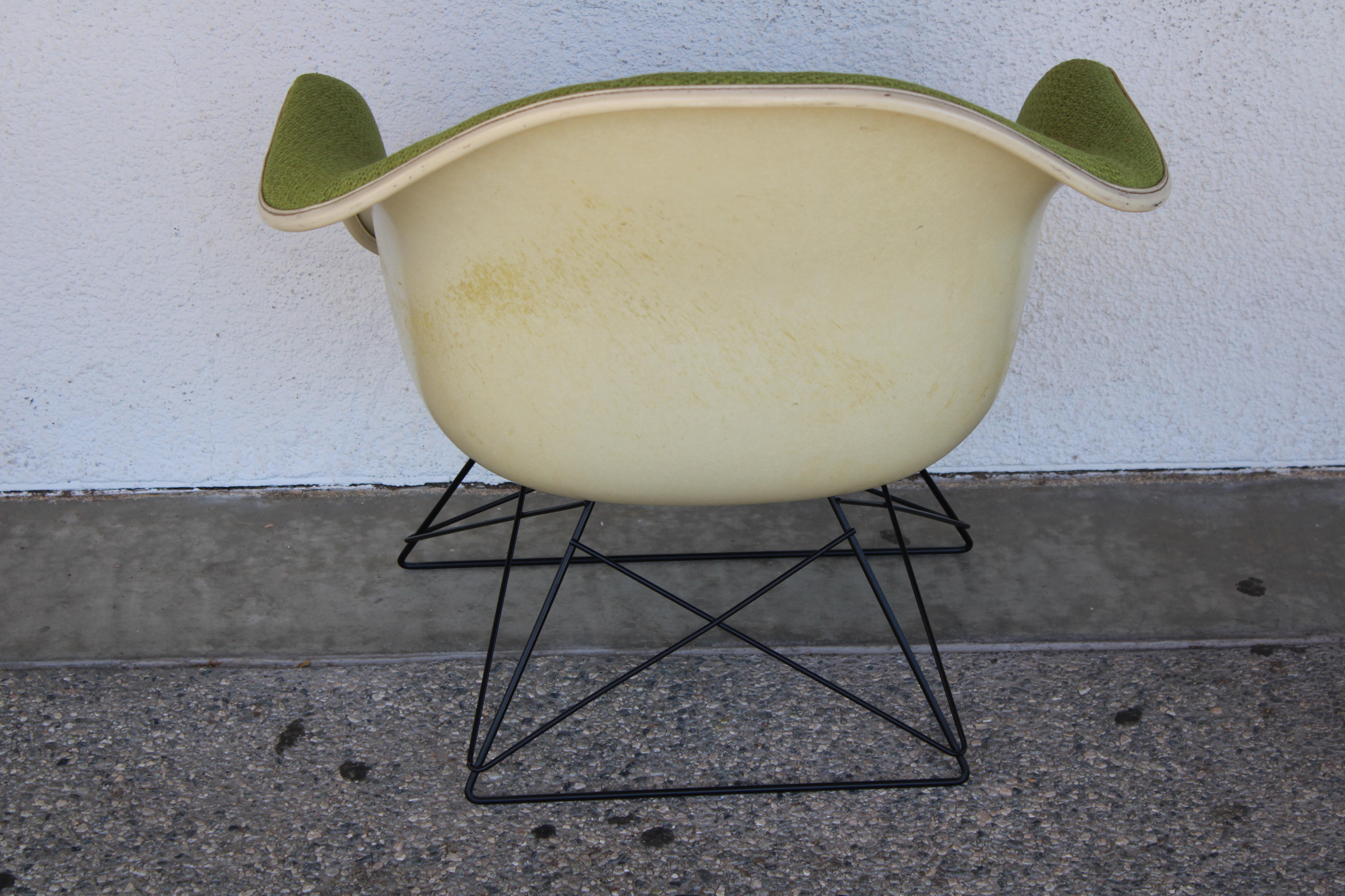 Pareja de sillas Ray & Charles Eames con carcasa de fibra de vidrio y tela en Bueno estado para la venta en Palm Springs, CA