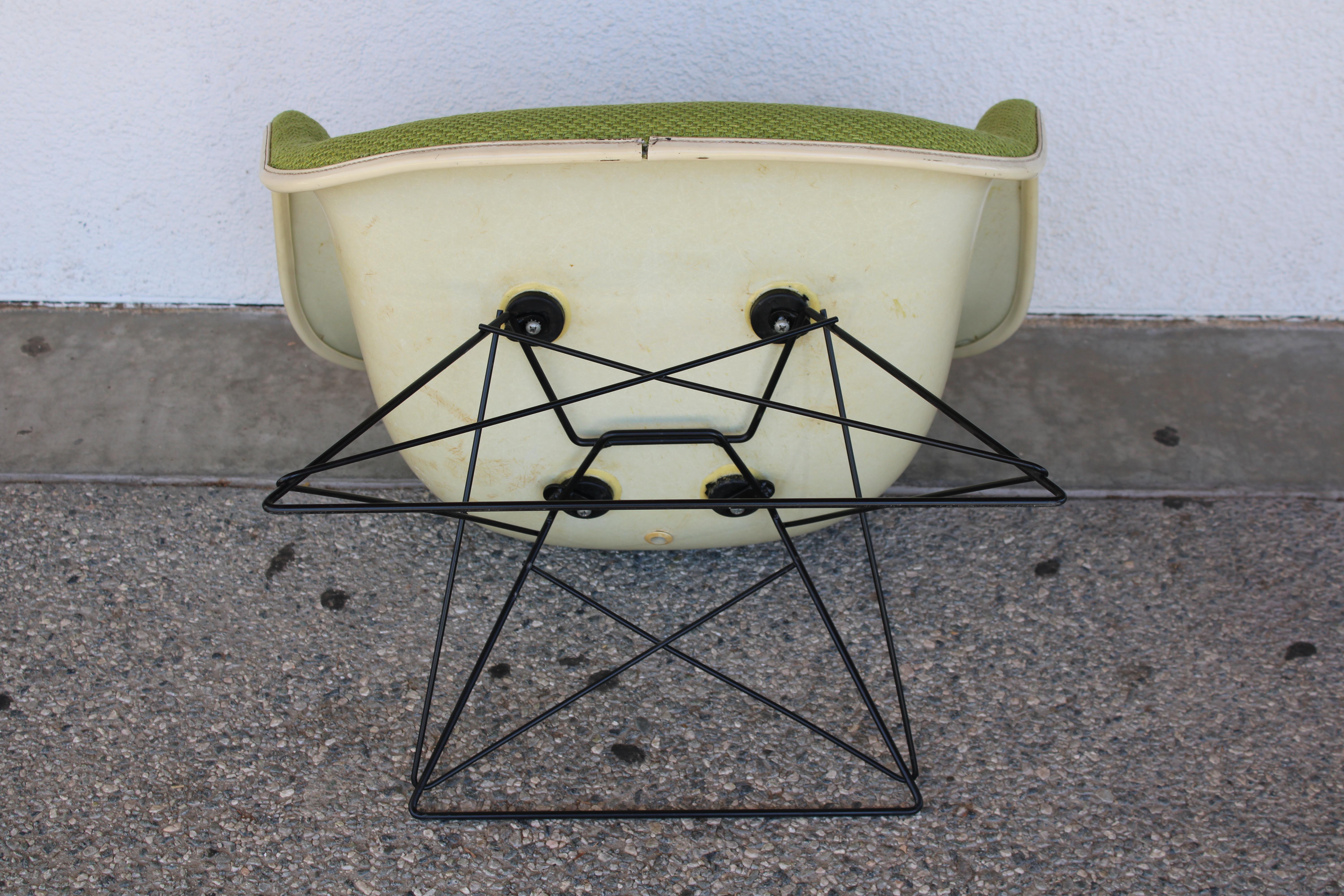 Pareja de sillas Ray & Charles Eames con carcasa de fibra de vidrio y tela mediados del siglo XX en venta