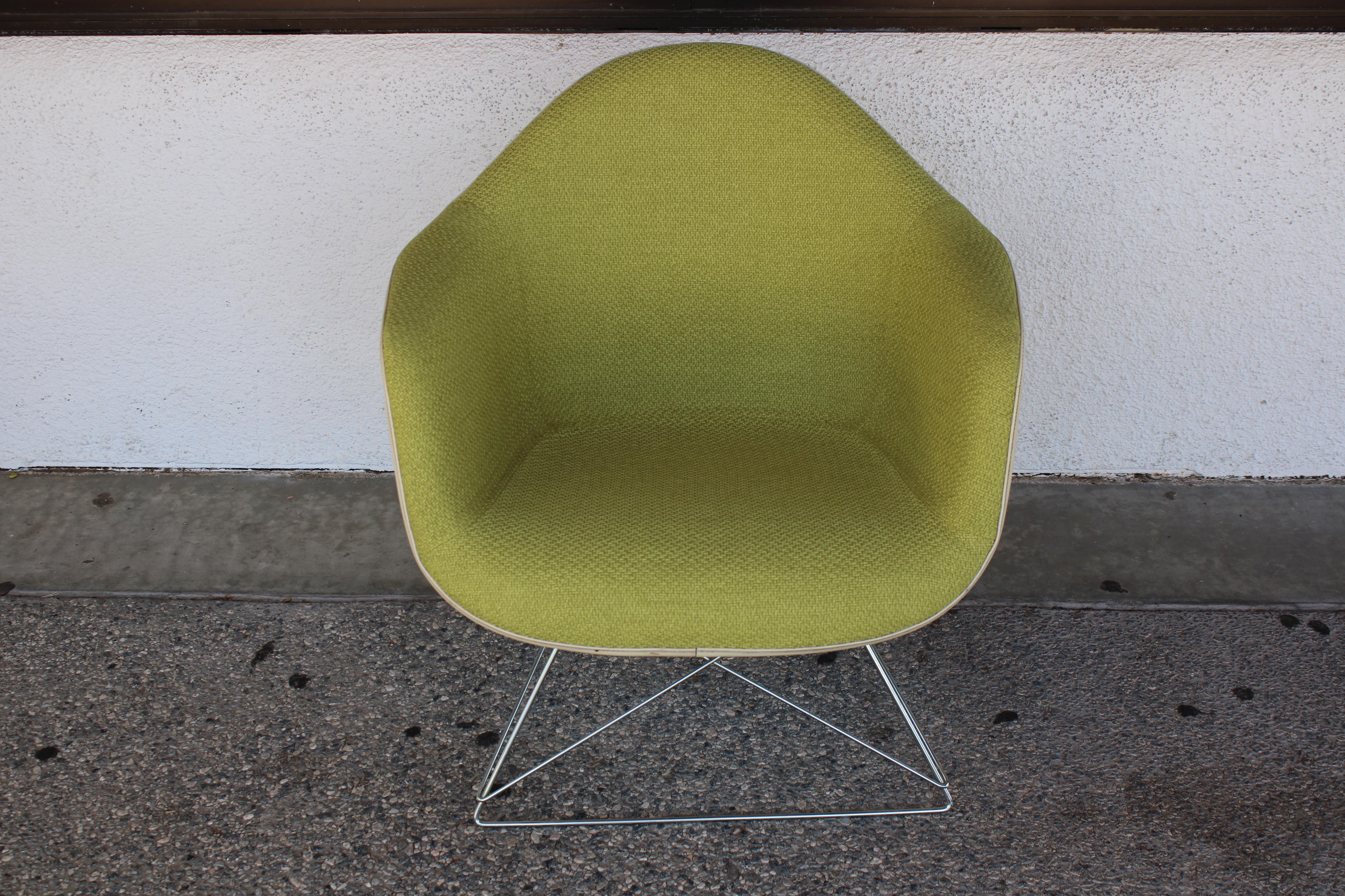 Pareja de sillas Ray & Charles Eames con carcasa de fibra de vidrio y tela Acero en venta