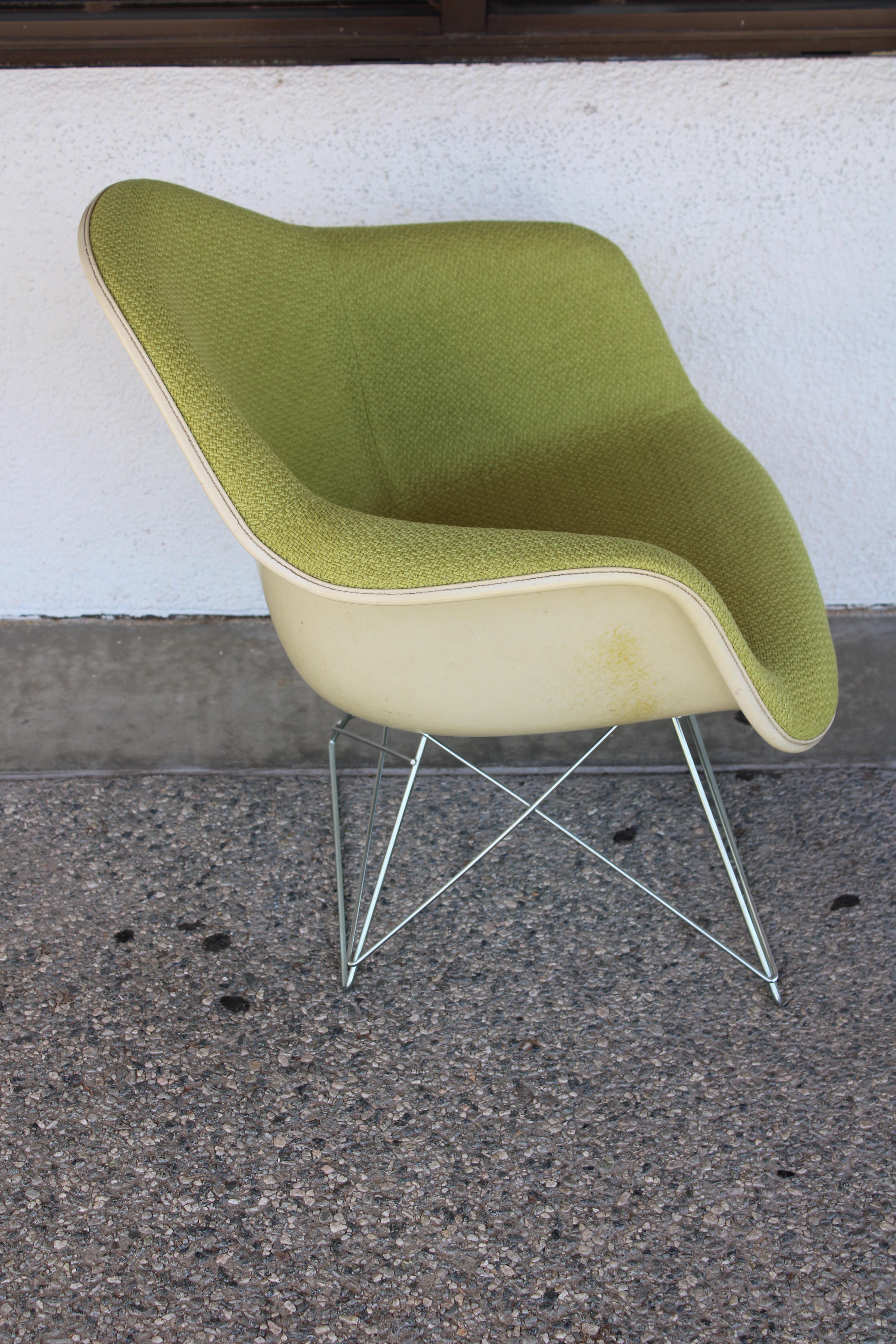 Pareja de sillas Ray & Charles Eames con carcasa de fibra de vidrio y tela en venta 1