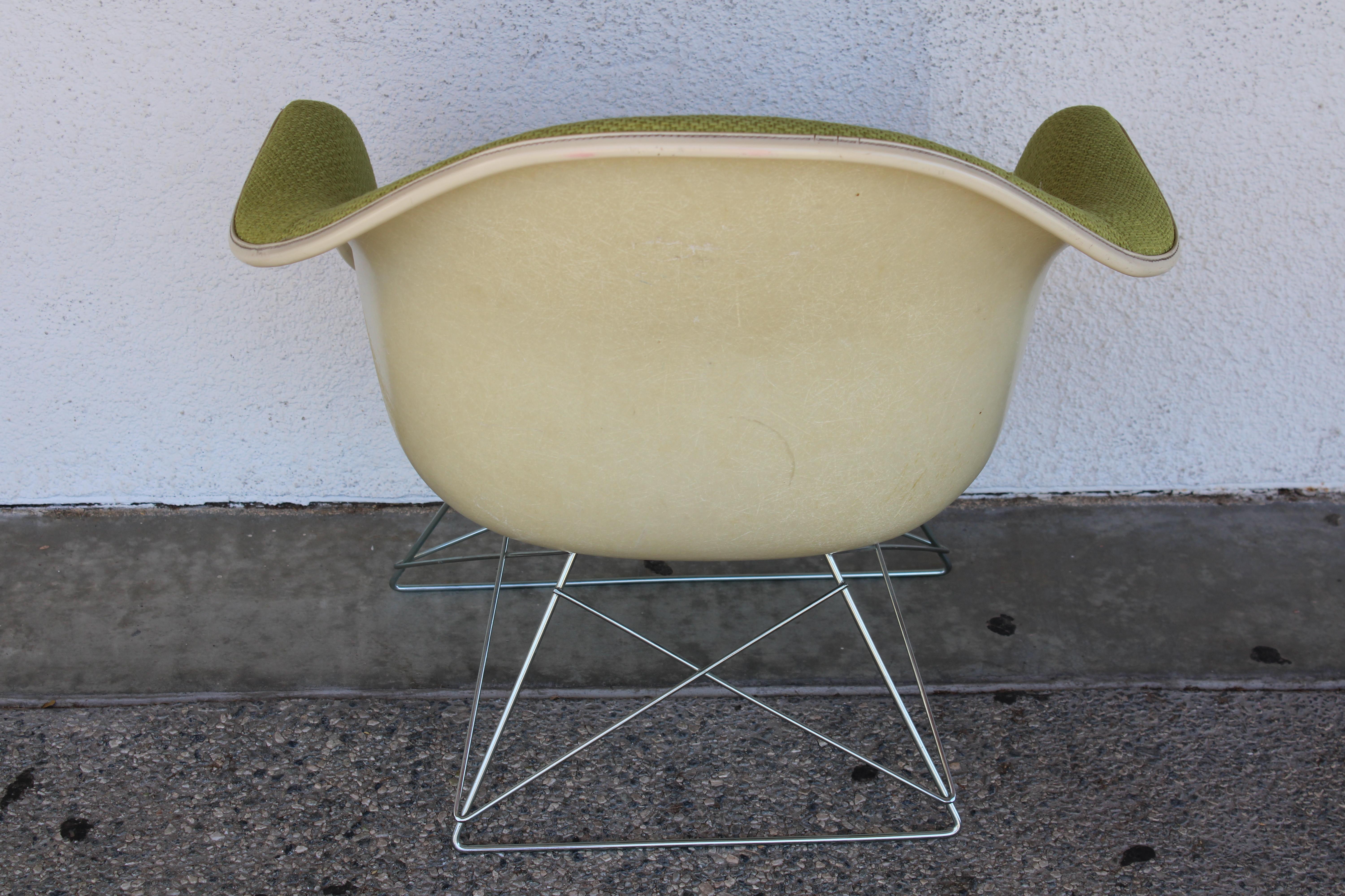 Pareja de sillas Ray & Charles Eames con carcasa de fibra de vidrio y tela en venta 2