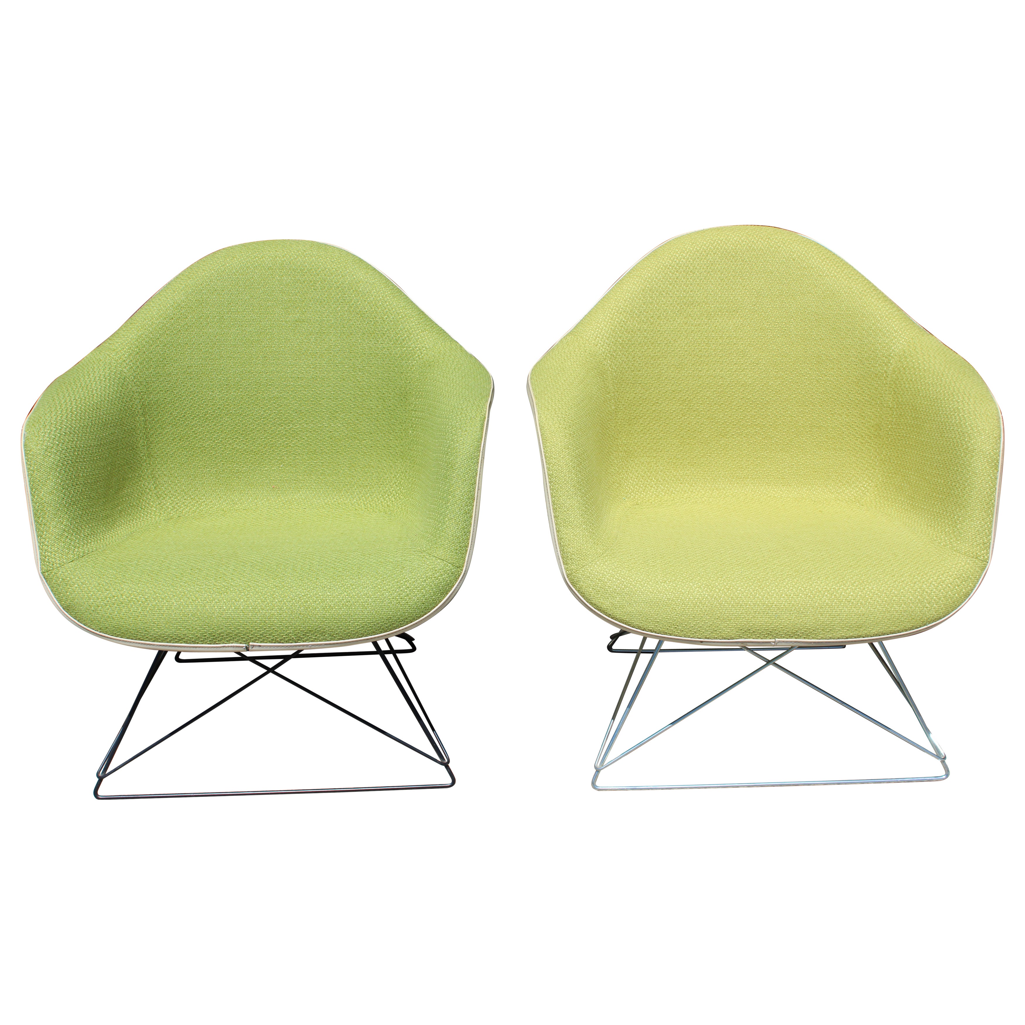 Pareja de sillas Ray & Charles Eames con carcasa de fibra de vidrio y tela en venta