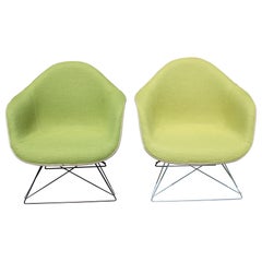 Pareja de sillas Ray & Charles Eames con carcasa de fibra de vidrio y tela