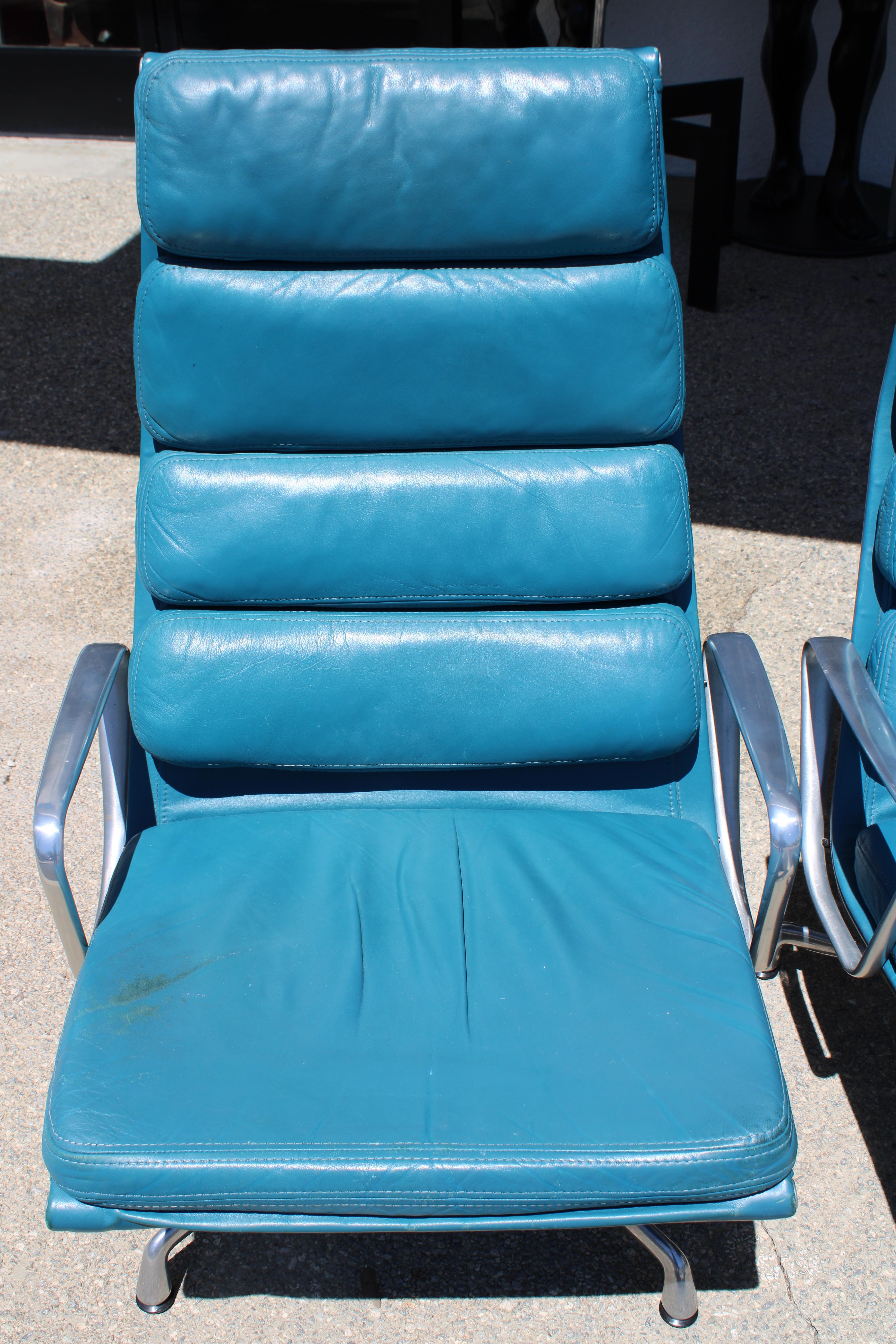 Pareja de sillones de dirección Ray & Charles Eames de cuero azul y acolchado blando.
Cada silla mide 26,5