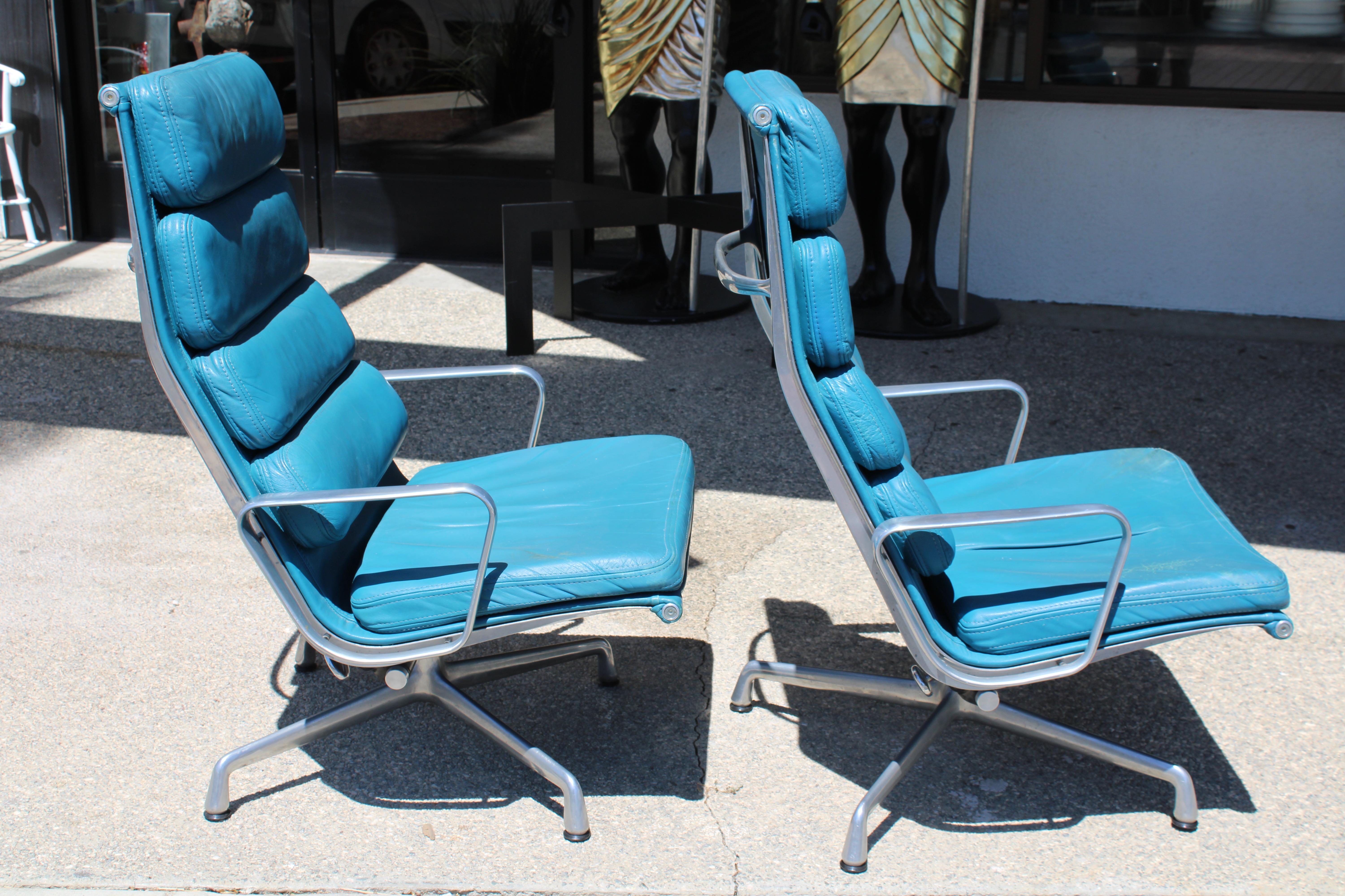 Pareja de sillas de dirección con cojín blando Ray & Charles Eames Estadounidense en venta