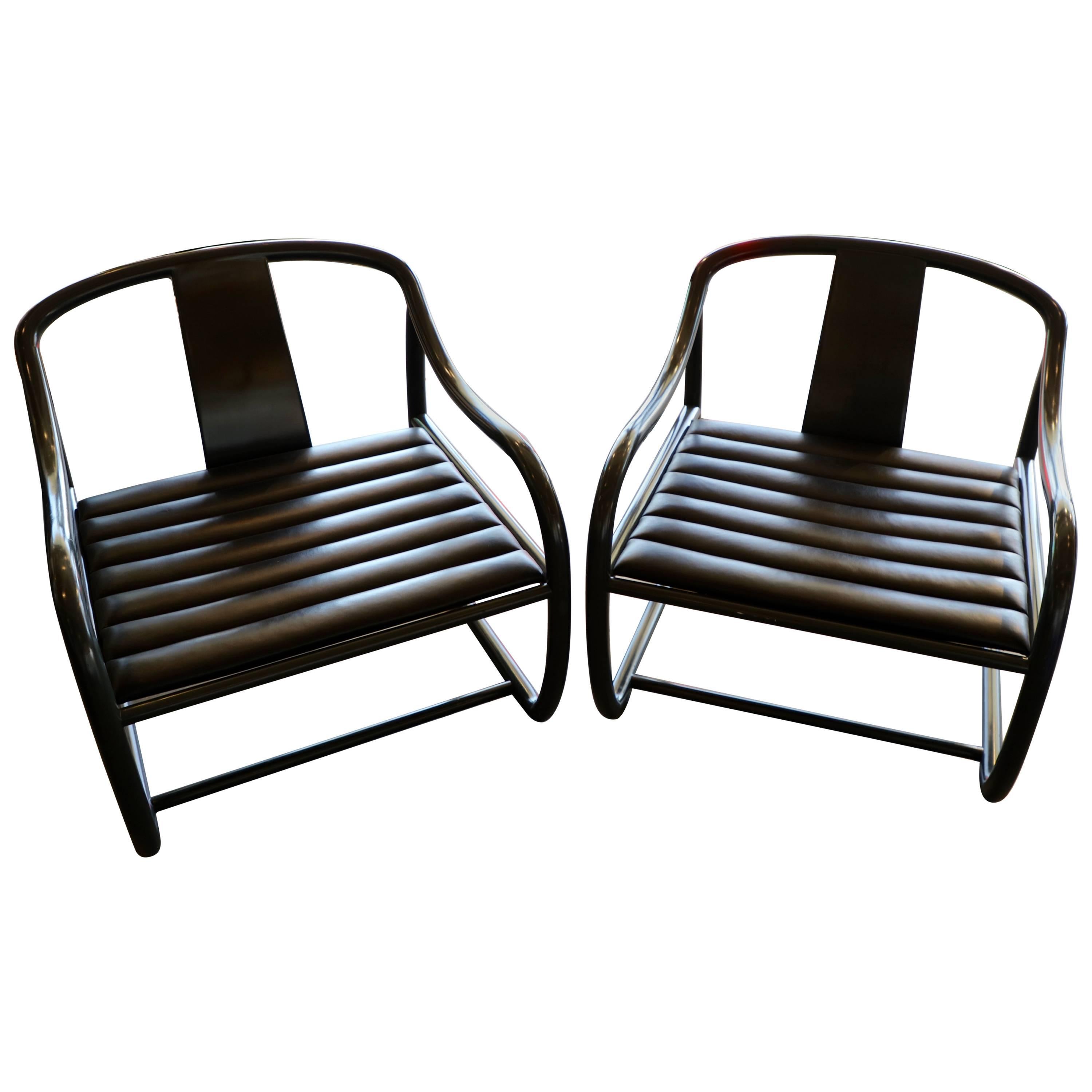 Paire de chaises stylisées conçues par Raymond Jurado