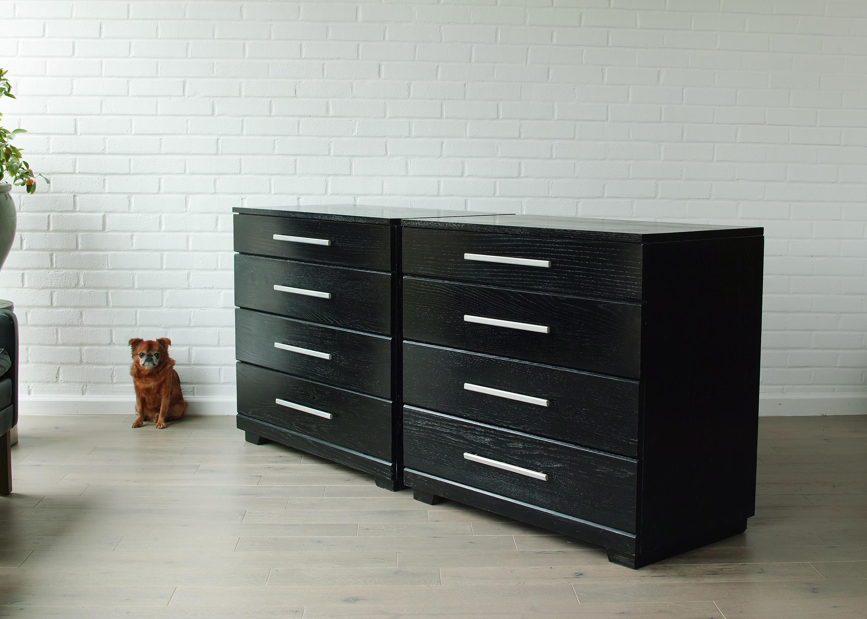 Per la tua considerazione c'è questa bella coppia di cassettiere in rovere cerato della metà del secolo scorso, realizzate da Raymond Loewy per Mengel Furniture. I comò presentano l'originale finitura nera cerata, quattro cassetti con divisori nei