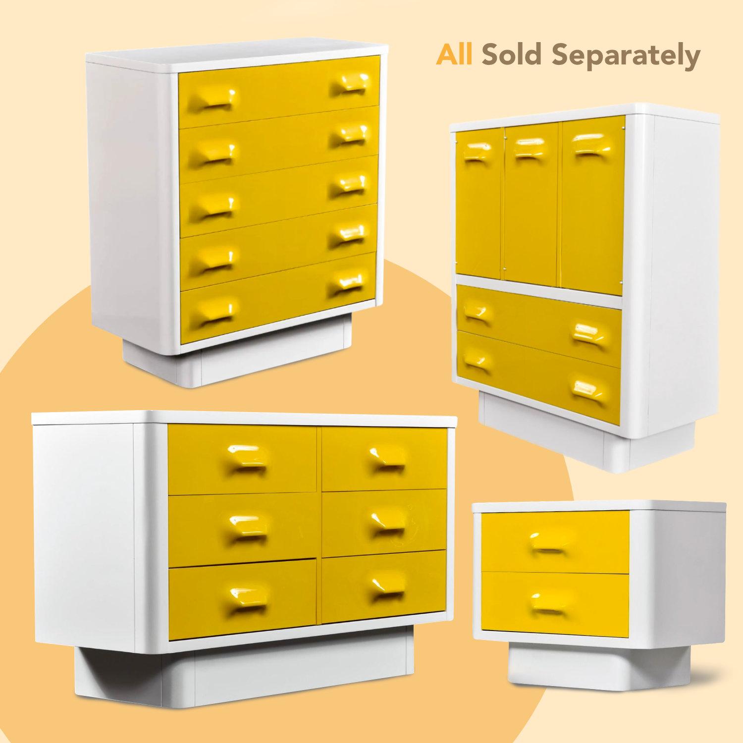 Pareja de mesillas de noche de mediados de siglo Raymond Loewy inspiradas en el capítulo uno amarillo verdoso en venta 7